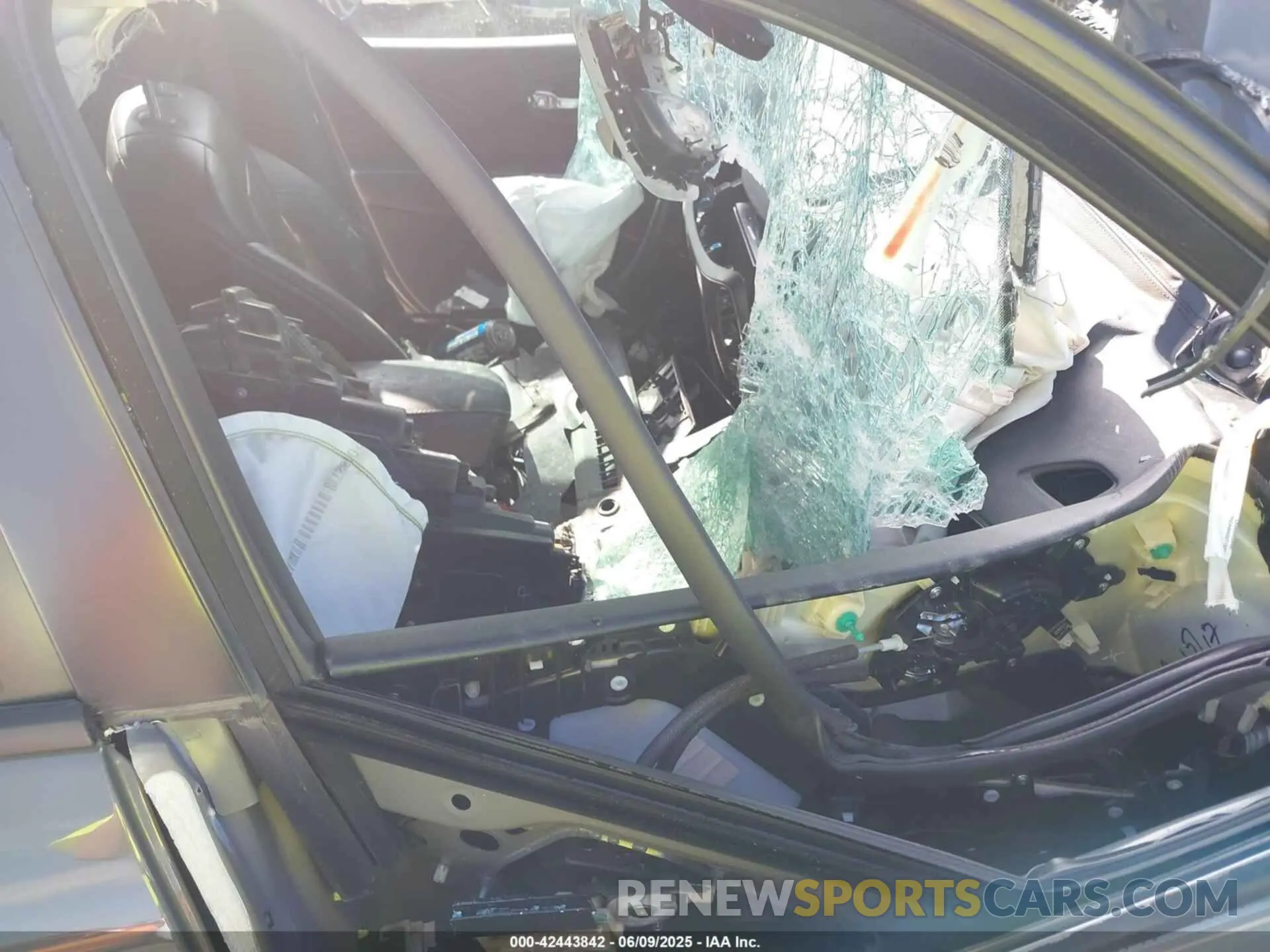 5 Photograph of a damaged car 1C4PJLLX8KD343253 JEEP CHEROKEE 2019