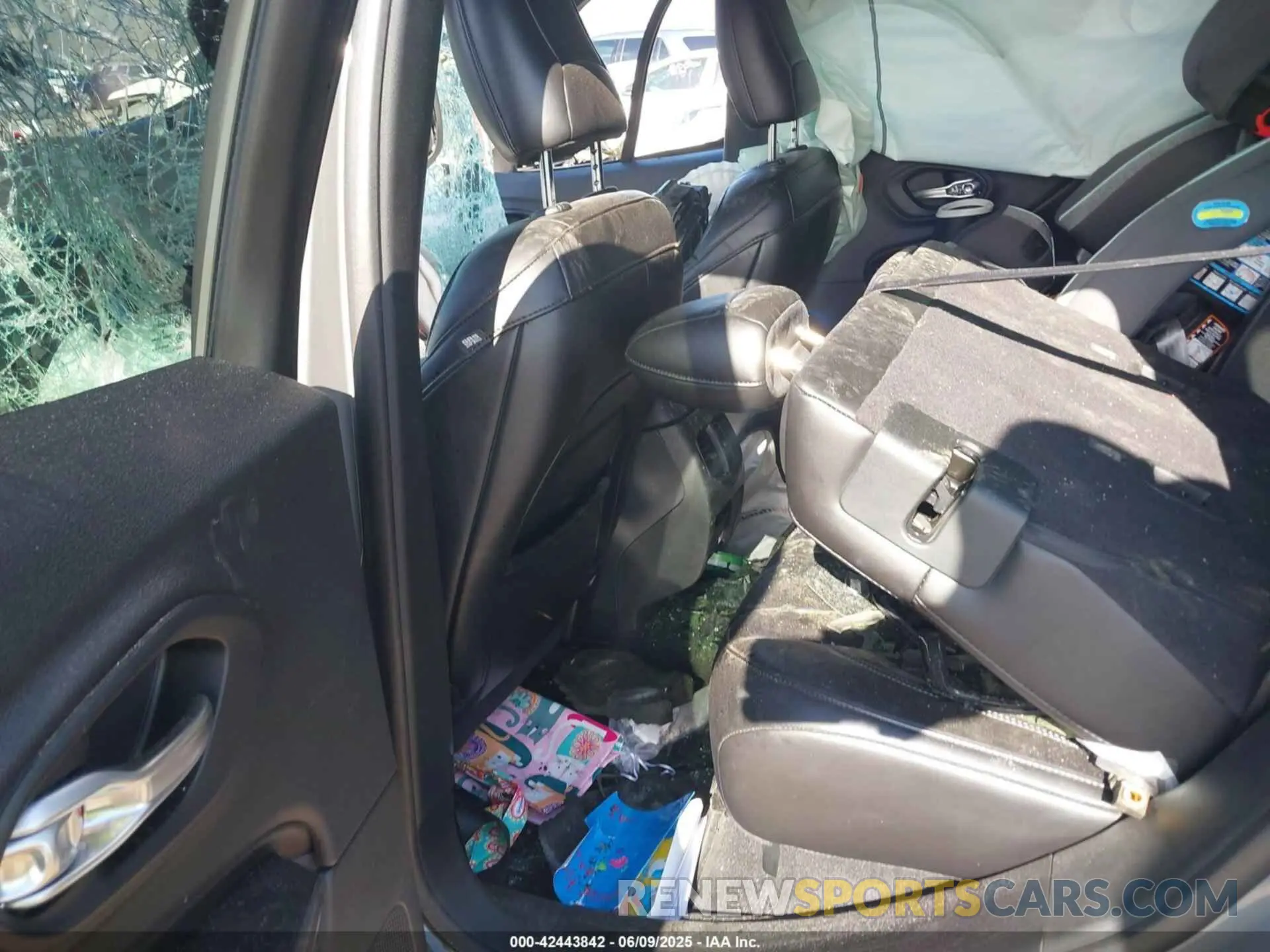 8 Photograph of a damaged car 1C4PJLLX8KD343253 JEEP CHEROKEE 2019