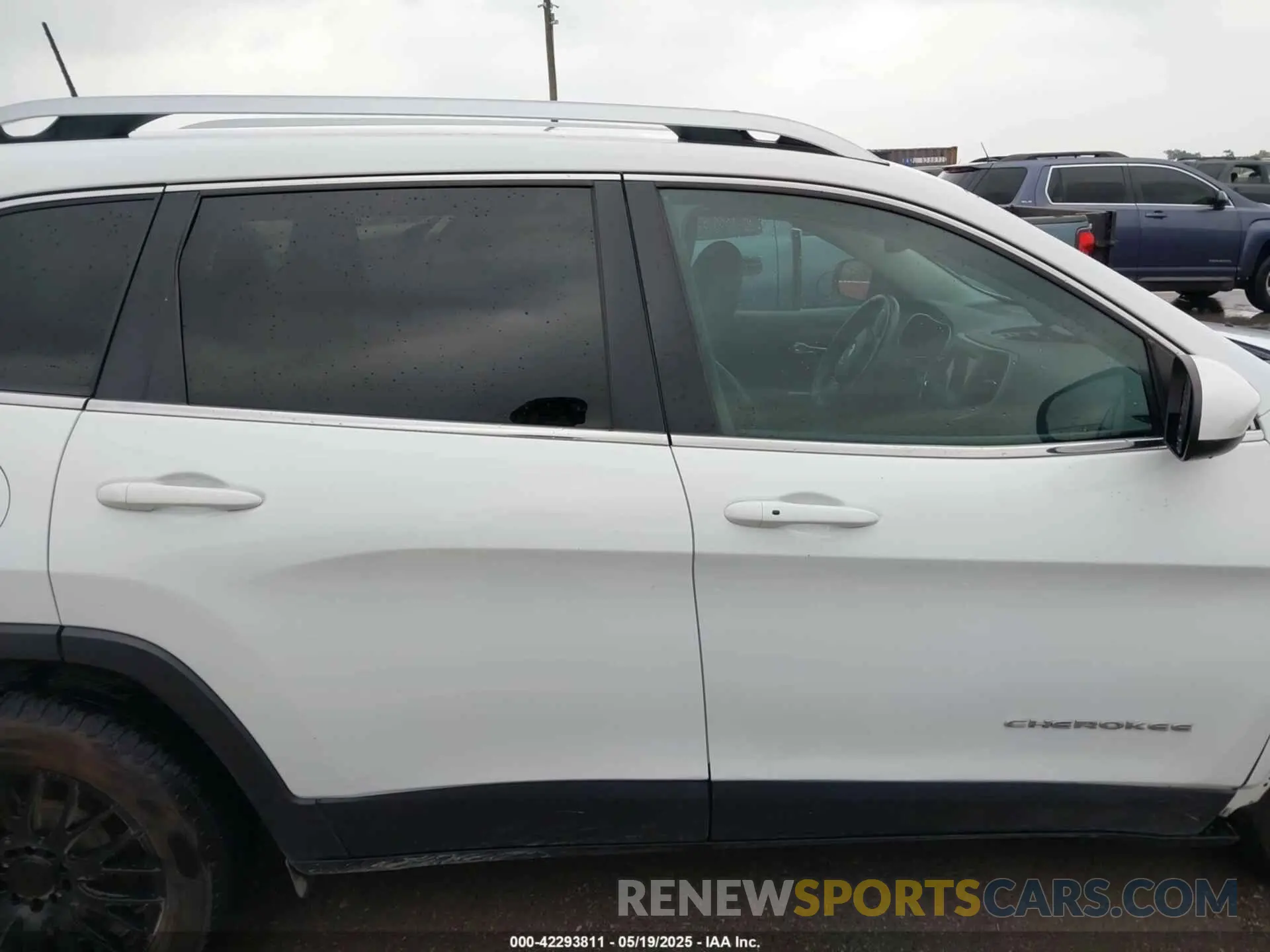 14 Photograph of a damaged car 1C4PJLLX9KD203048 JEEP CHEROKEE 2019