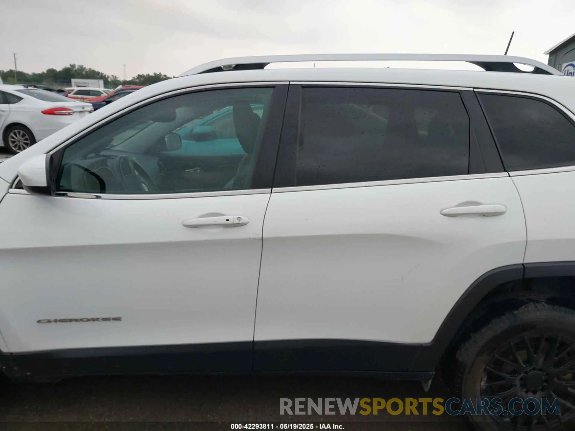 15 Photograph of a damaged car 1C4PJLLX9KD203048 JEEP CHEROKEE 2019