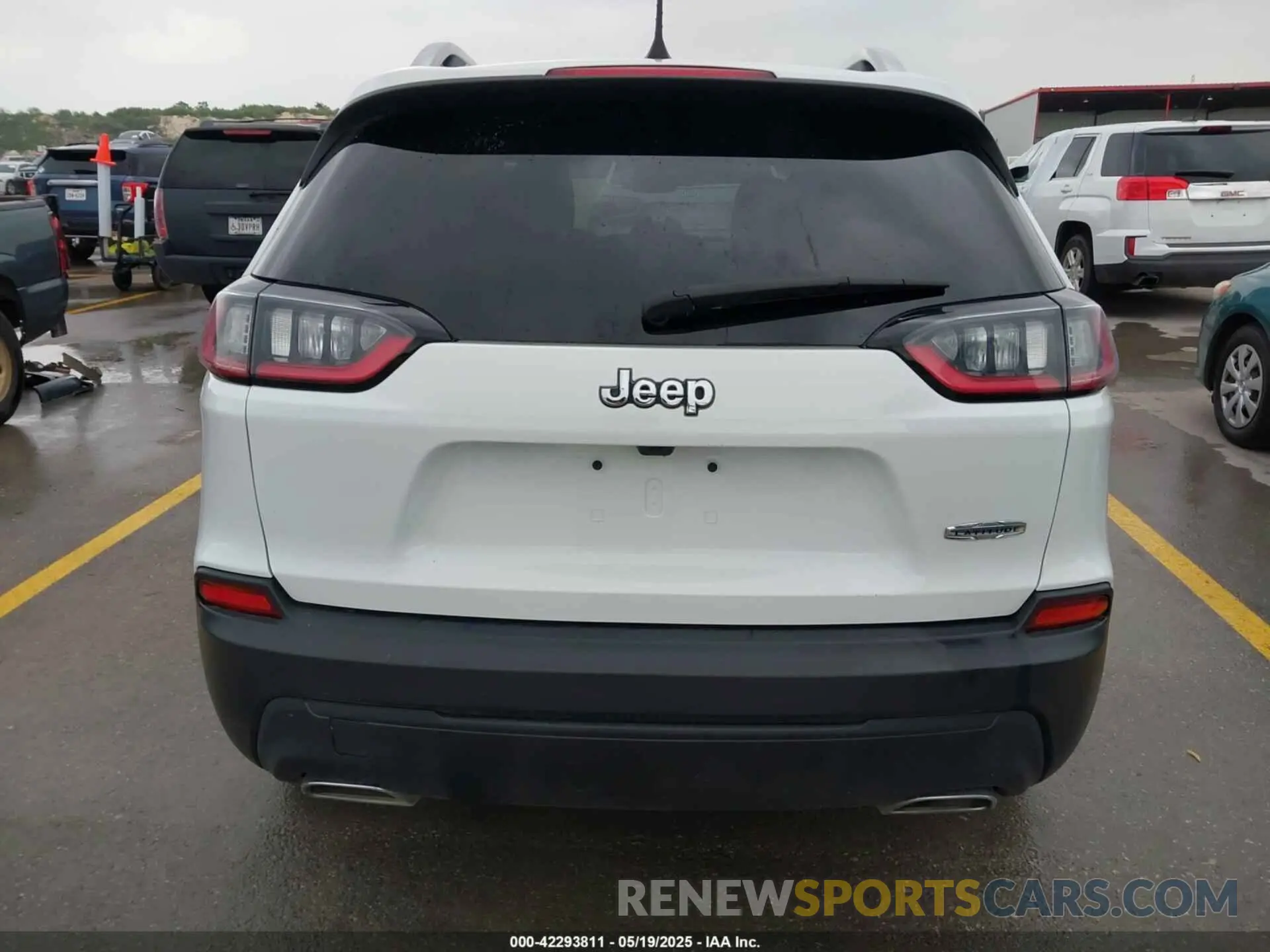 17 Photograph of a damaged car 1C4PJLLX9KD203048 JEEP CHEROKEE 2019