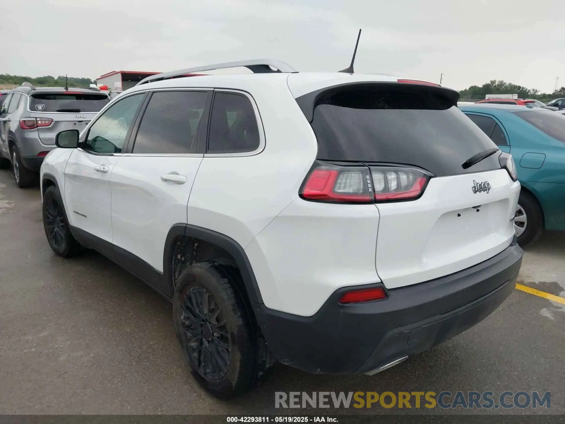 3 Photograph of a damaged car 1C4PJLLX9KD203048 JEEP CHEROKEE 2019