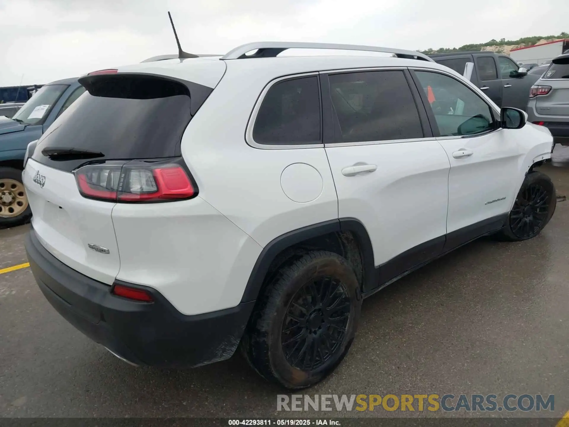 4 Photograph of a damaged car 1C4PJLLX9KD203048 JEEP CHEROKEE 2019