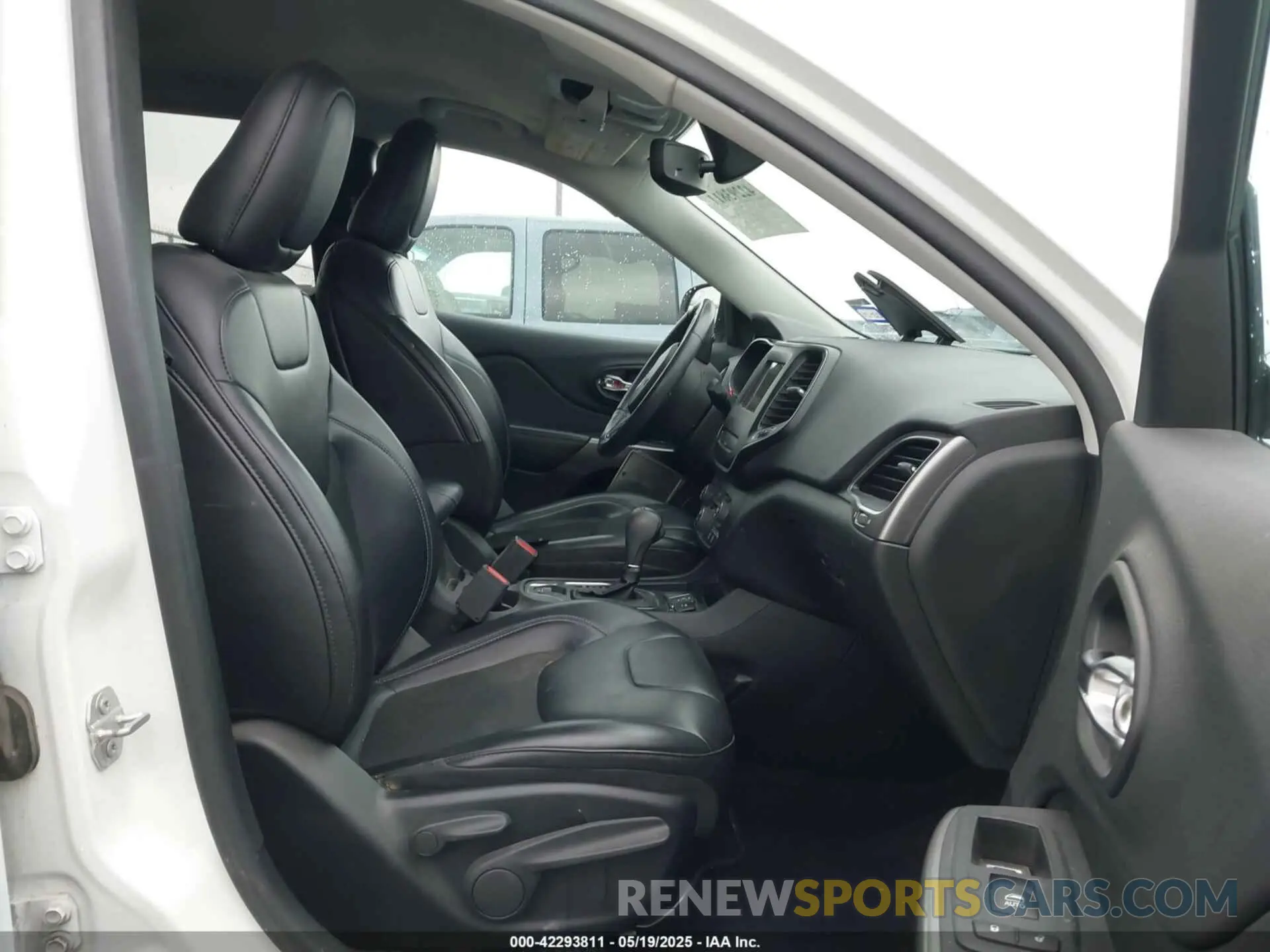 5 Photograph of a damaged car 1C4PJLLX9KD203048 JEEP CHEROKEE 2019