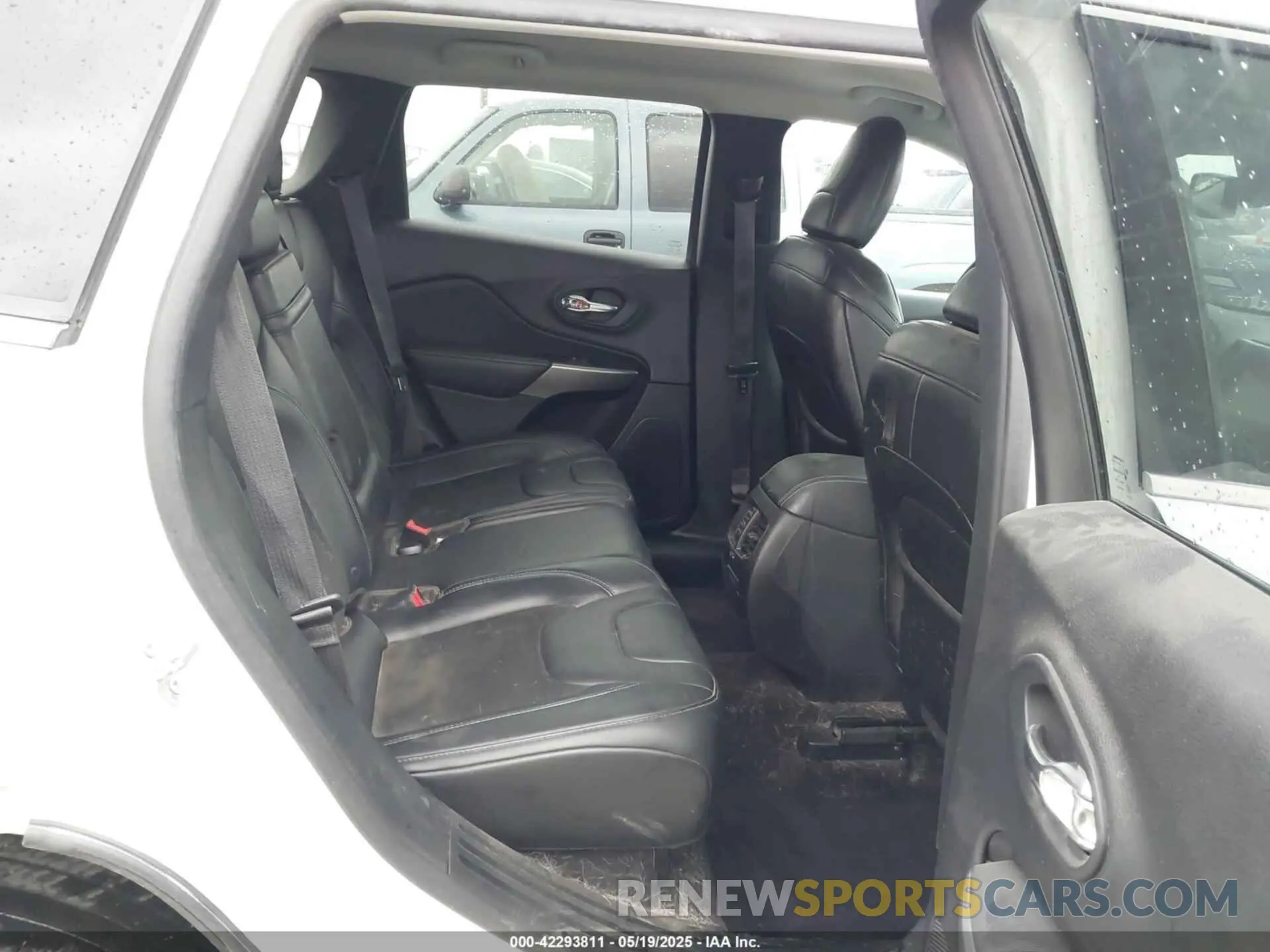 8 Photograph of a damaged car 1C4PJLLX9KD203048 JEEP CHEROKEE 2019