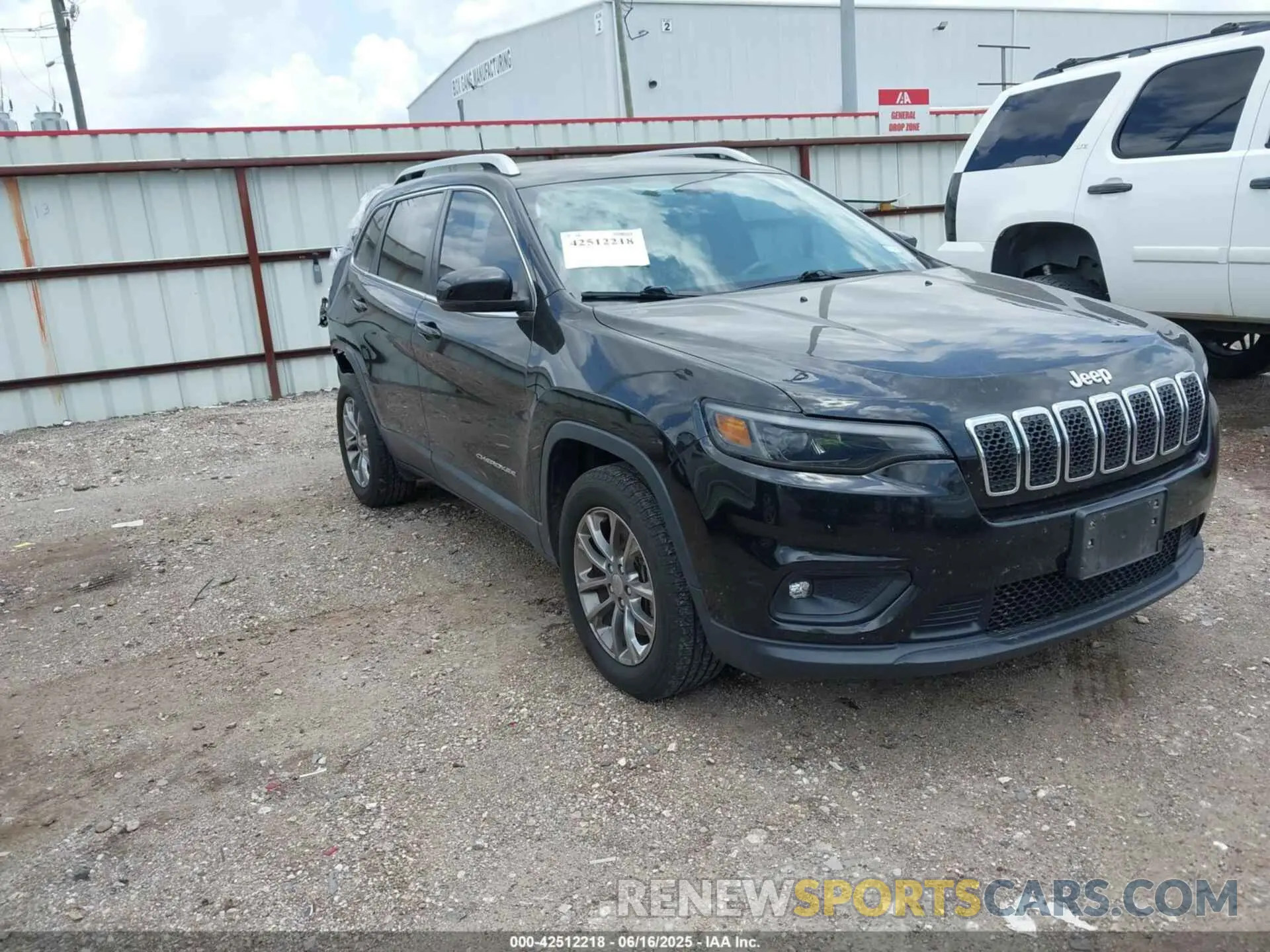 1 Photograph of a damaged car 1C4PJLLX9KD333220 JEEP CHEROKEE 2019