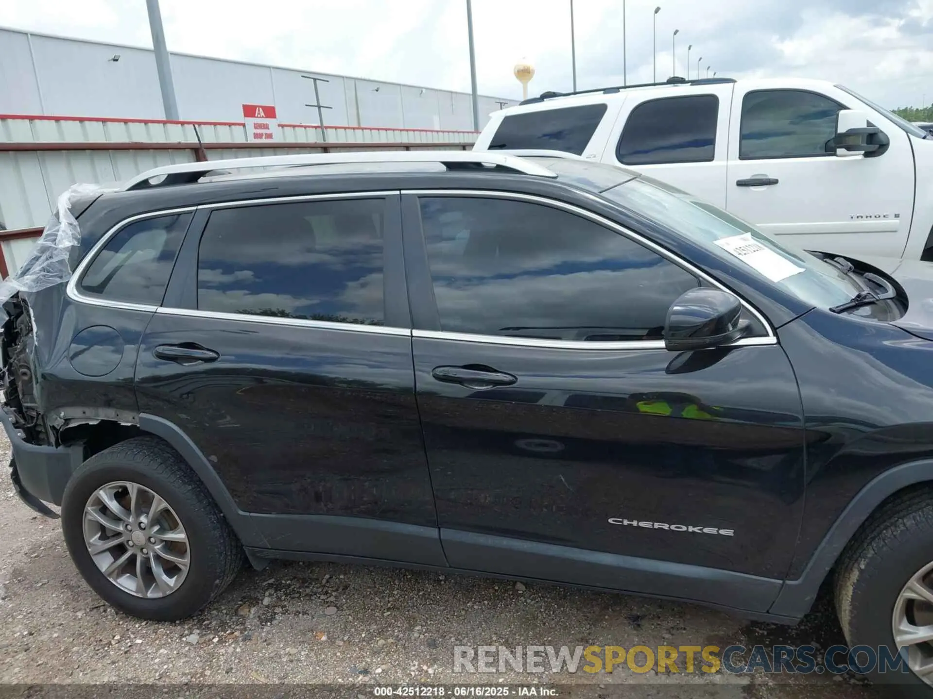 13 Photograph of a damaged car 1C4PJLLX9KD333220 JEEP CHEROKEE 2019