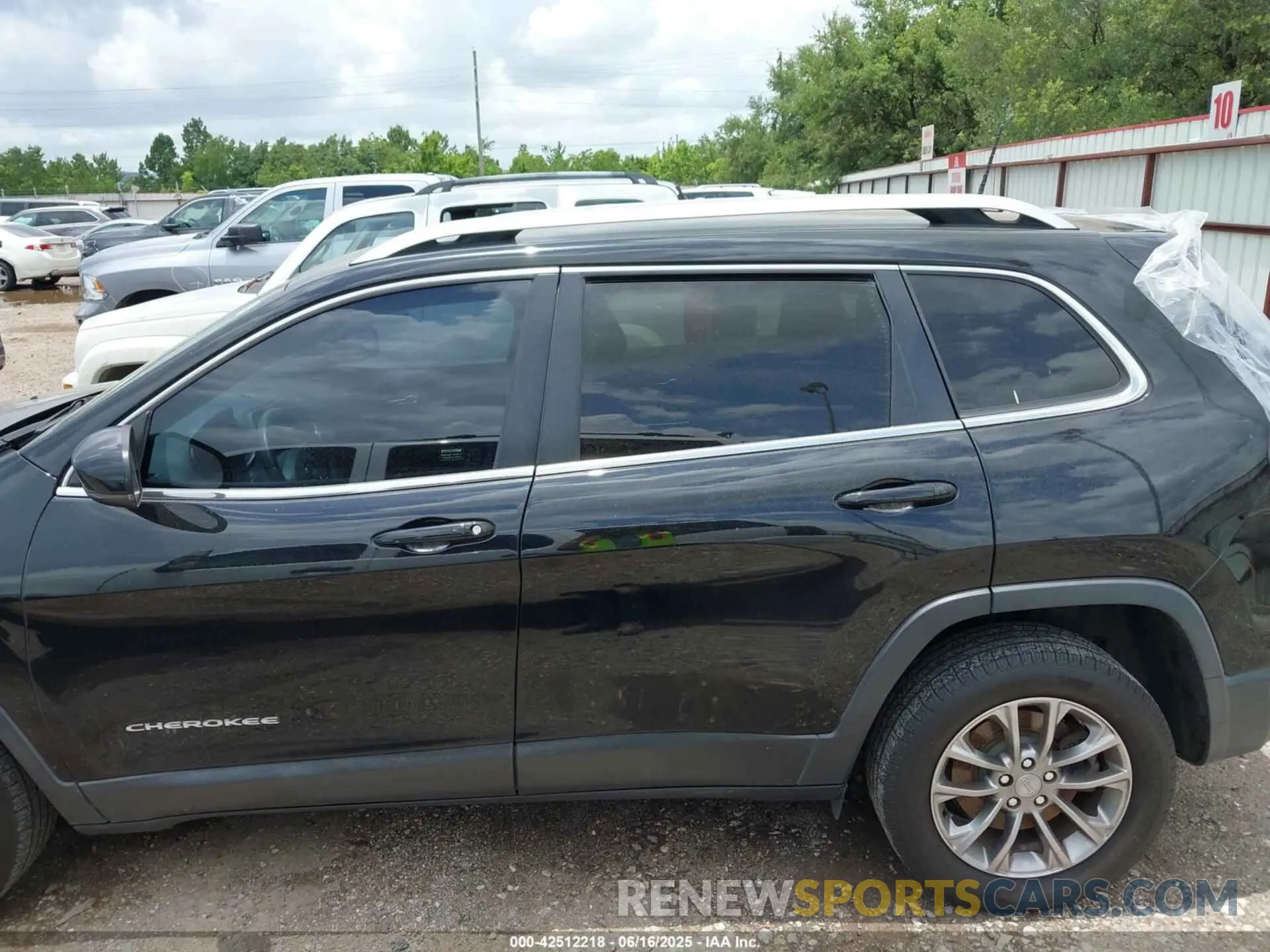 14 Photograph of a damaged car 1C4PJLLX9KD333220 JEEP CHEROKEE 2019