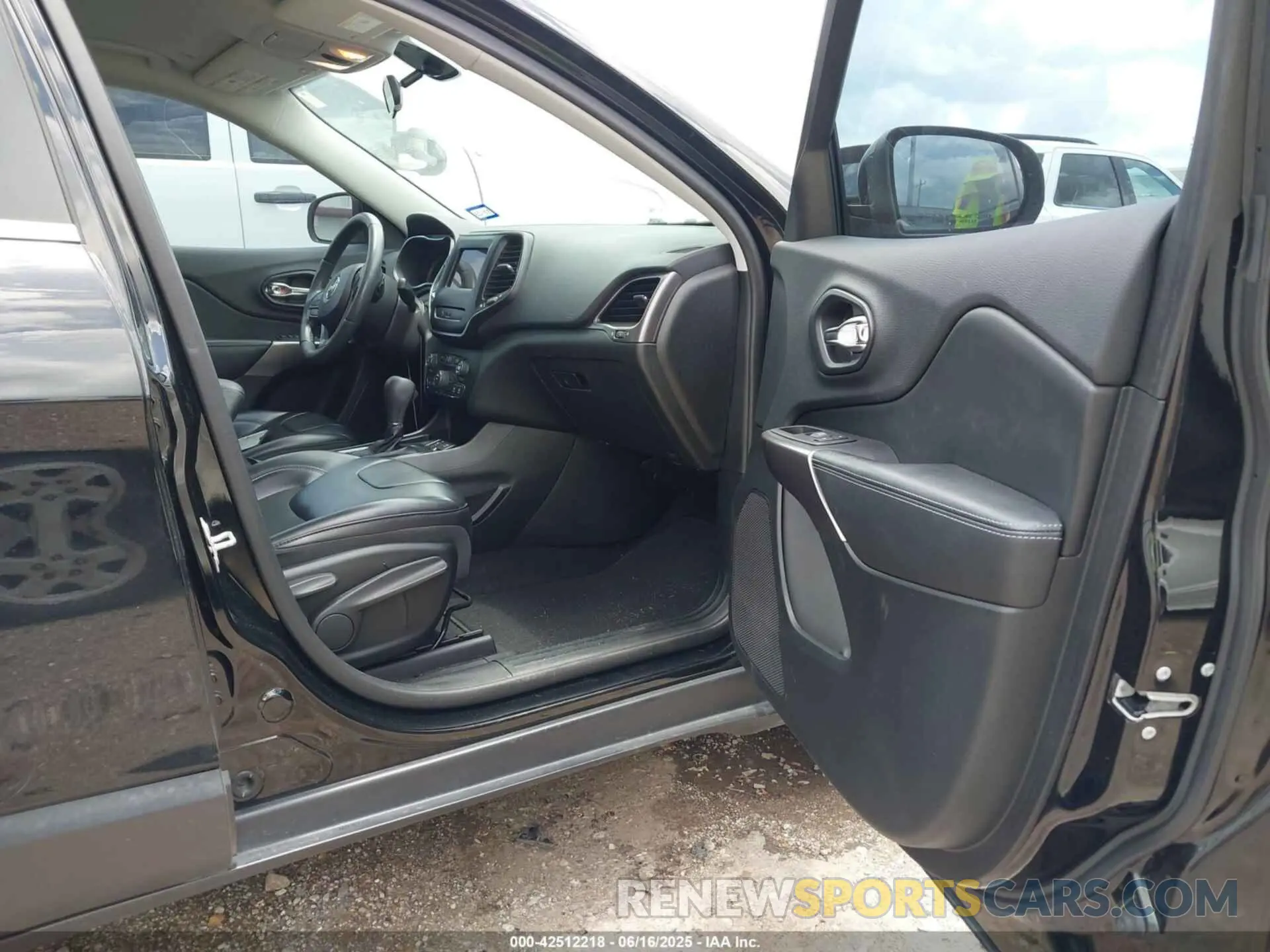5 Photograph of a damaged car 1C4PJLLX9KD333220 JEEP CHEROKEE 2019