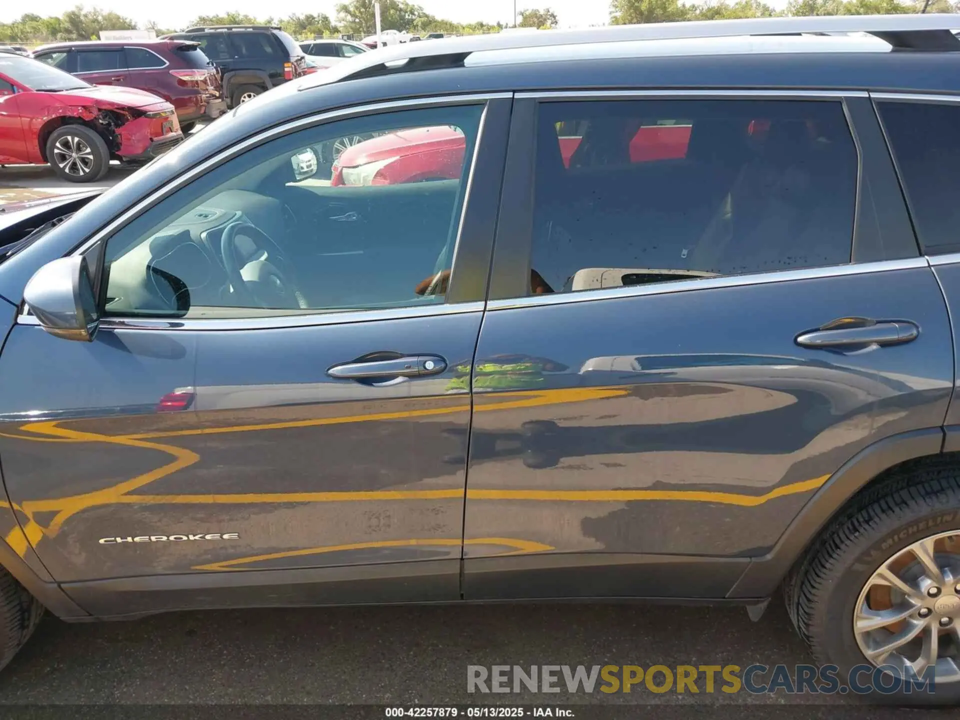 14 Photograph of a damaged car 1C4PJLLX9KD469704 JEEP CHEROKEE 2019