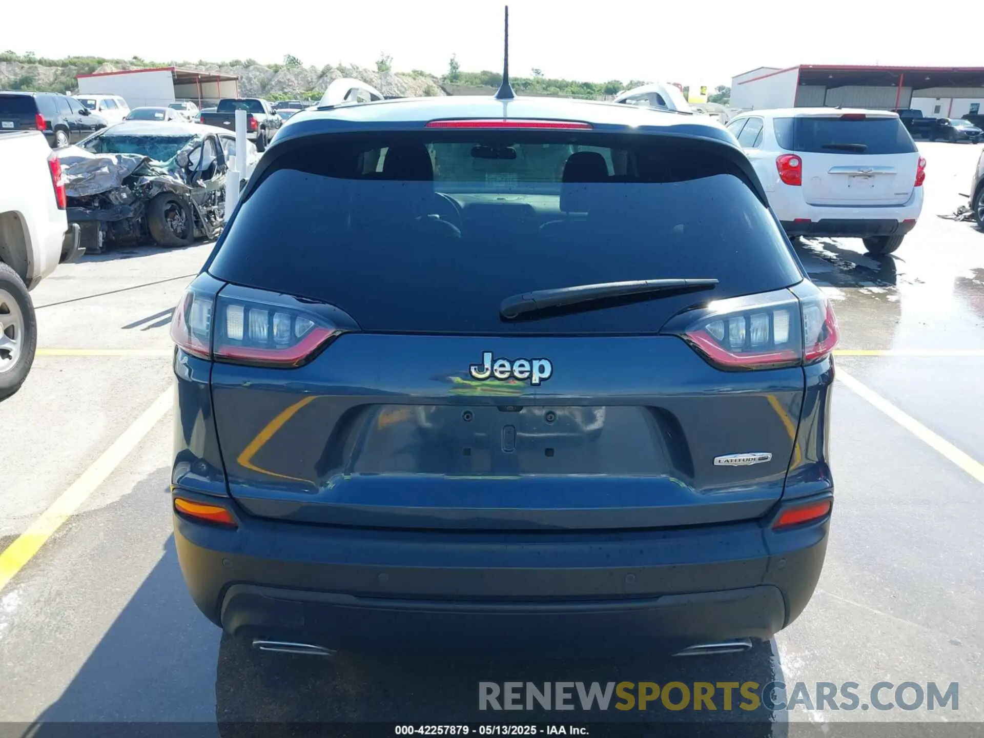 16 Photograph of a damaged car 1C4PJLLX9KD469704 JEEP CHEROKEE 2019