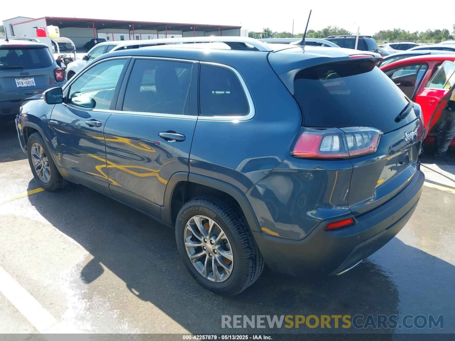 3 Photograph of a damaged car 1C4PJLLX9KD469704 JEEP CHEROKEE 2019