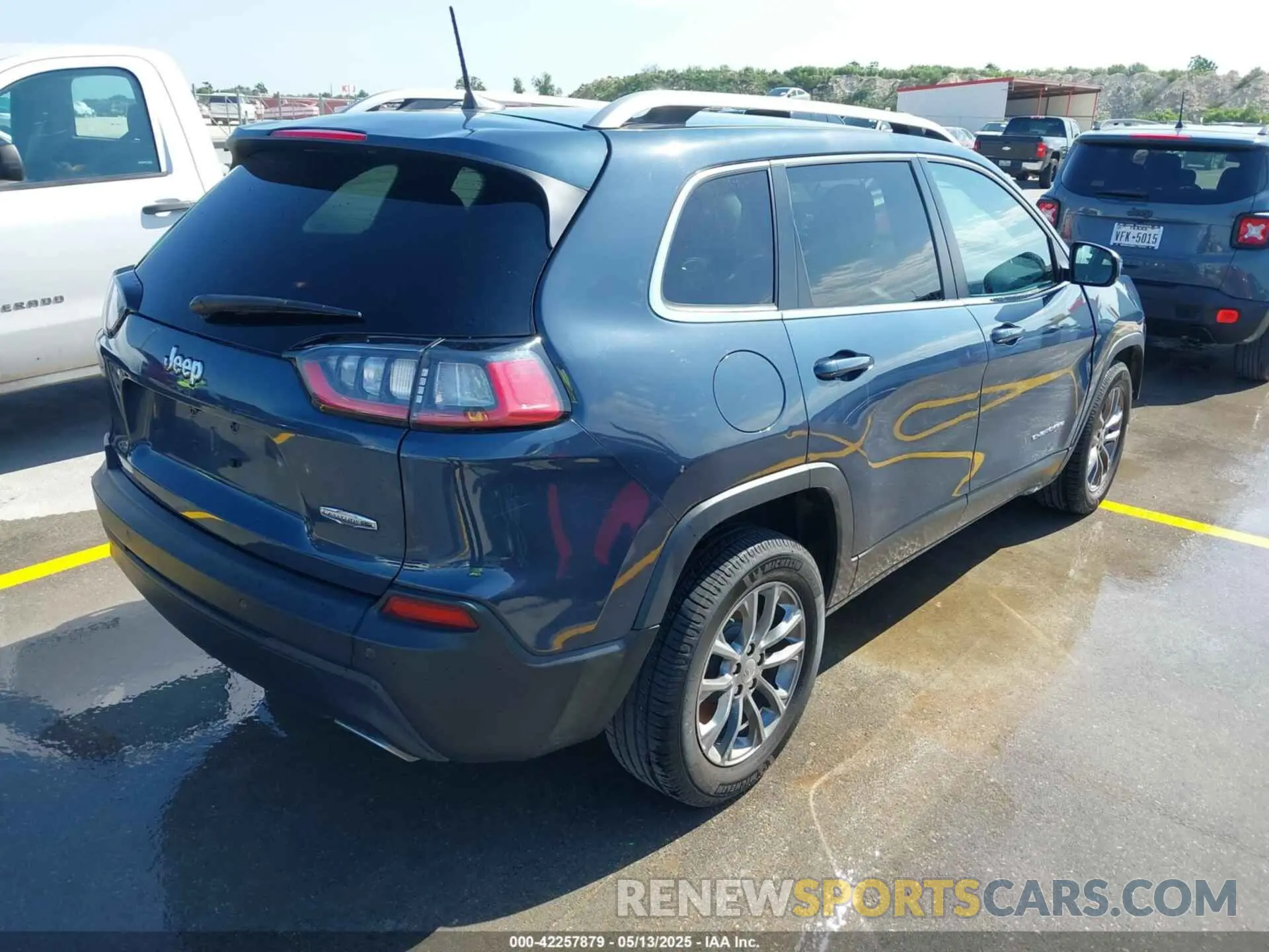 4 Photograph of a damaged car 1C4PJLLX9KD469704 JEEP CHEROKEE 2019