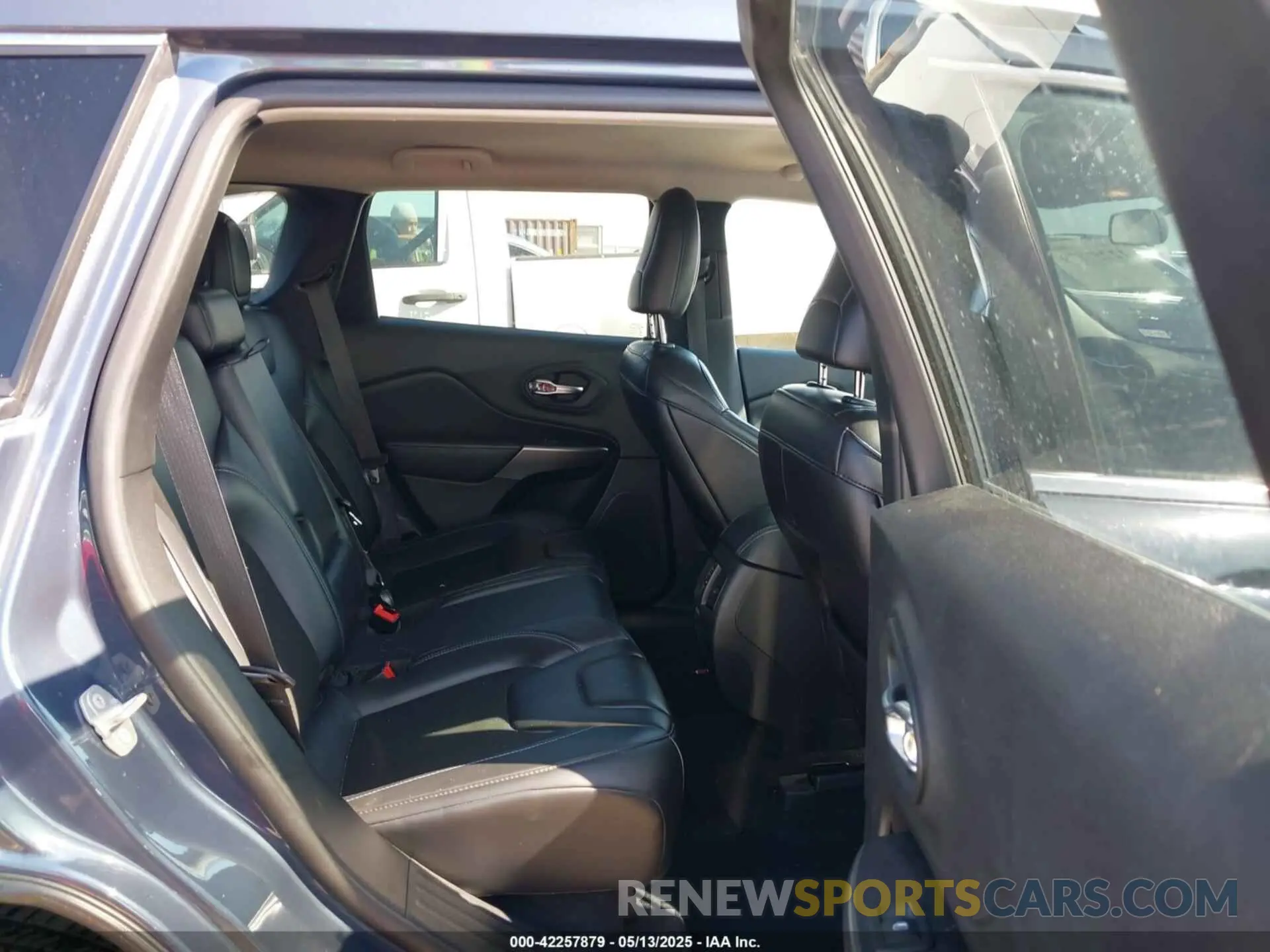 8 Photograph of a damaged car 1C4PJLLX9KD469704 JEEP CHEROKEE 2019