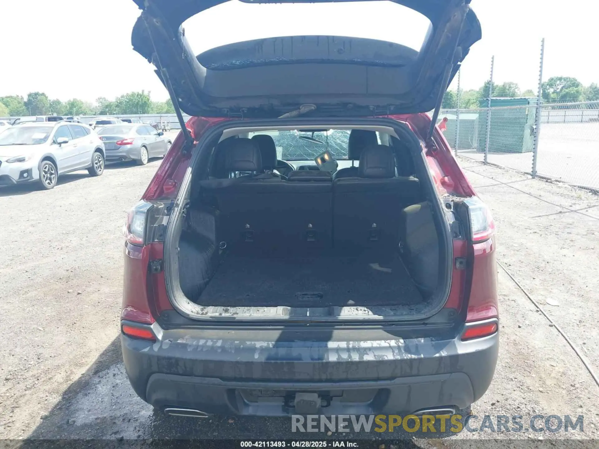 17 Photograph of a damaged car 1C4PJLLXXKD132846 JEEP CHEROKEE 2019