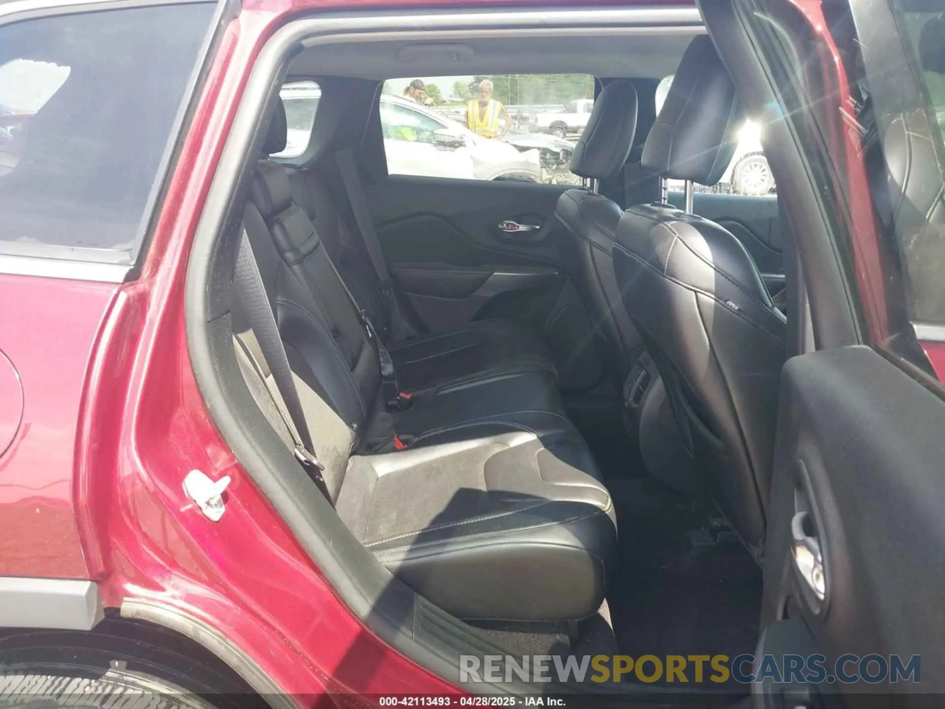 8 Photograph of a damaged car 1C4PJLLXXKD132846 JEEP CHEROKEE 2019
