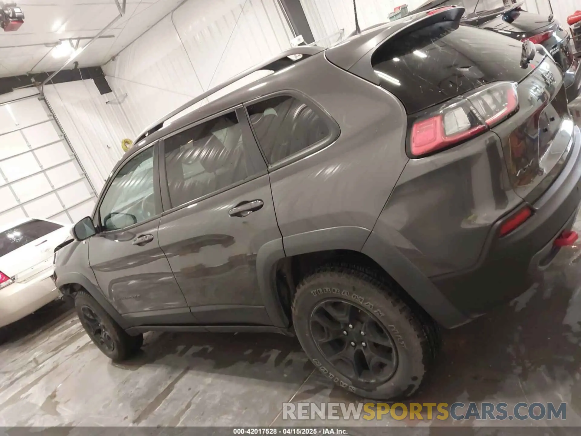 14 Photograph of a damaged car 1C4PJMBN2KD258303 JEEP CHEROKEE 2019