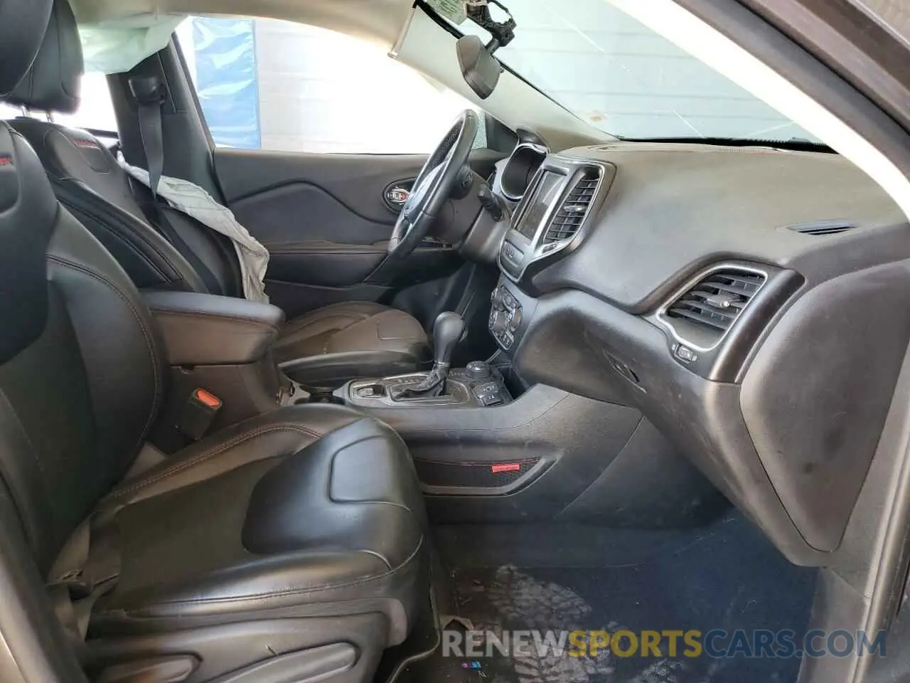 7 Photograph of a damaged car 1C4PJMBN4KD300180 JEEP CHEROKEE 2019