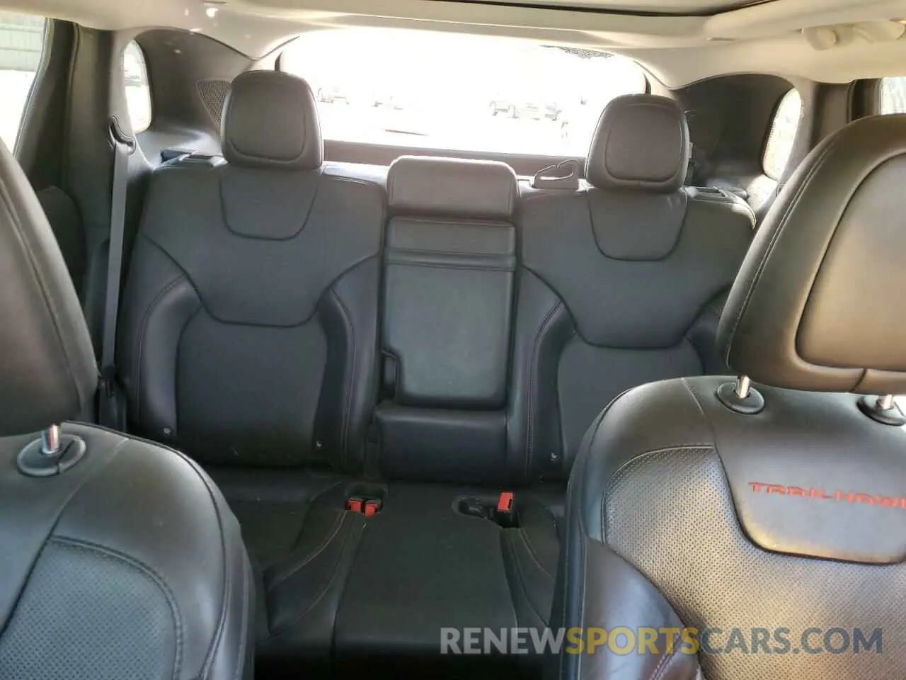 10 Photograph of a damaged car 1C4PJMBN8KD146847 JEEP CHEROKEE 2019