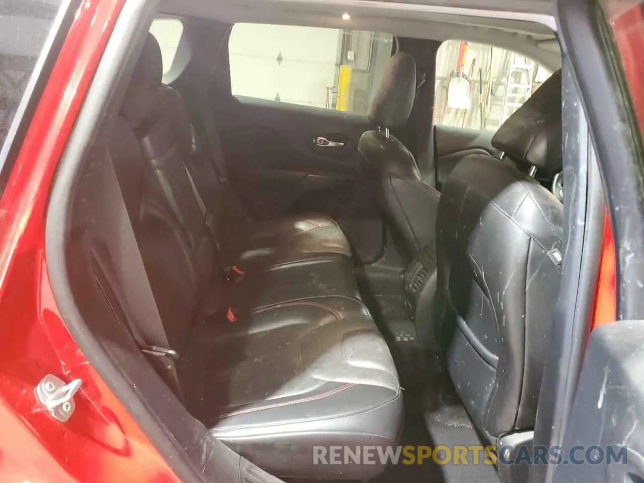 10 Photograph of a damaged car 1C4PJMBN8KD315278 JEEP CHEROKEE 2019