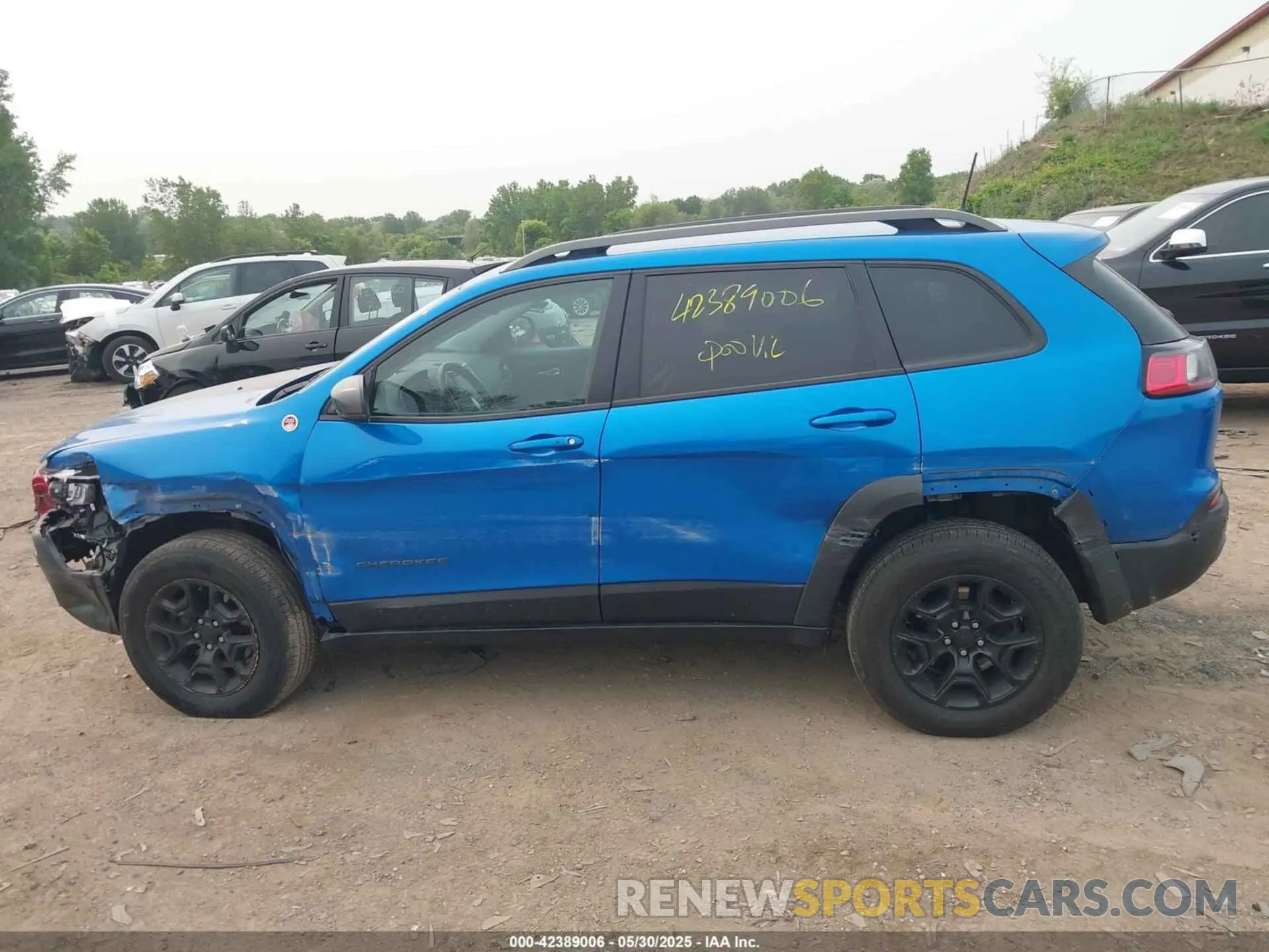 14 Photograph of a damaged car 1C4PJMBN9KD258508 JEEP CHEROKEE 2019