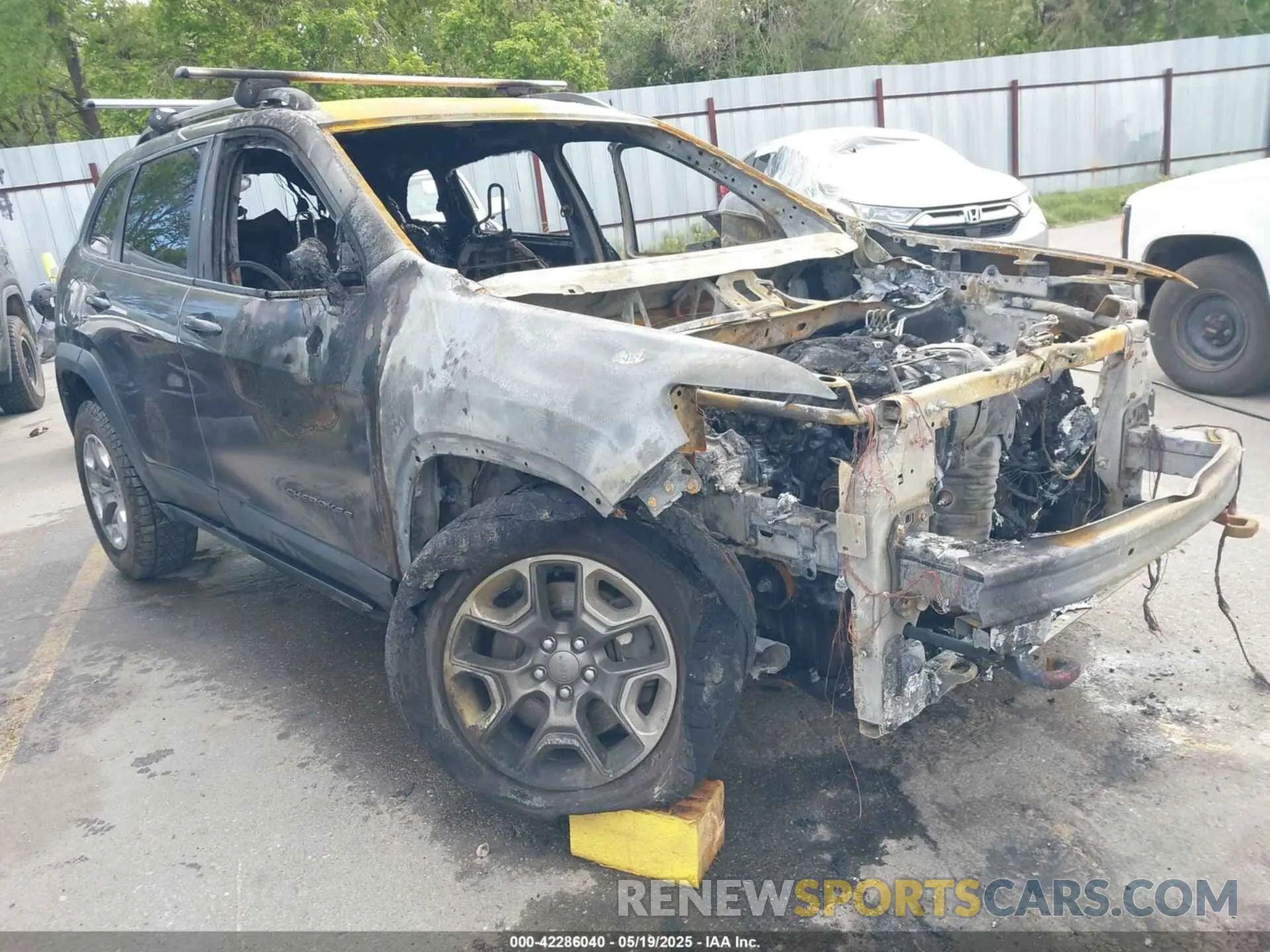 1 Photograph of a damaged car 1C4PJMBNXKD311748 JEEP CHEROKEE 2019