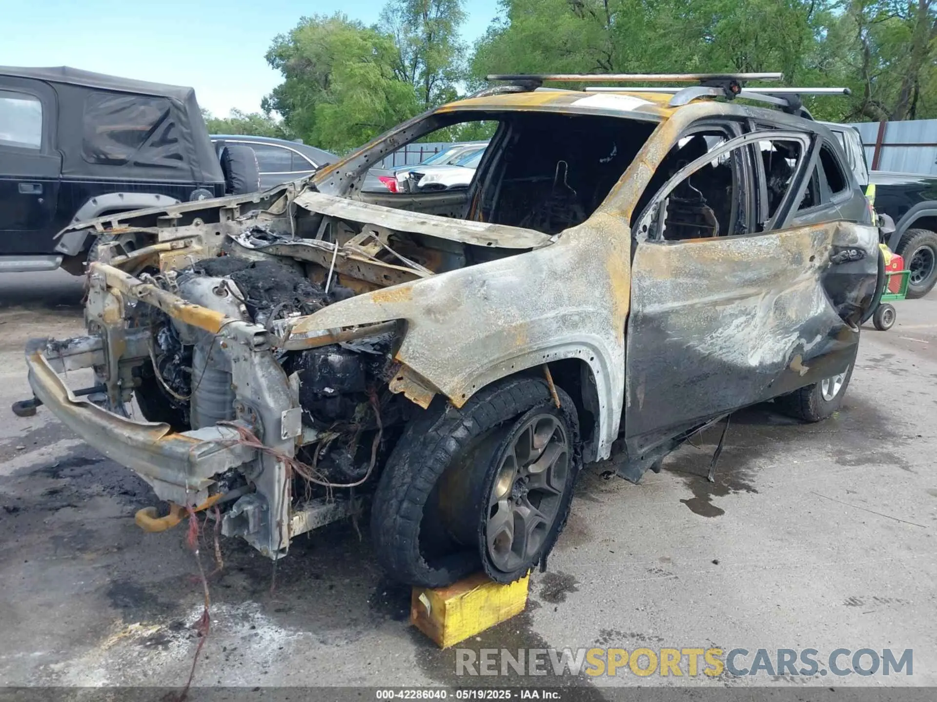 2 Photograph of a damaged car 1C4PJMBNXKD311748 JEEP CHEROKEE 2019