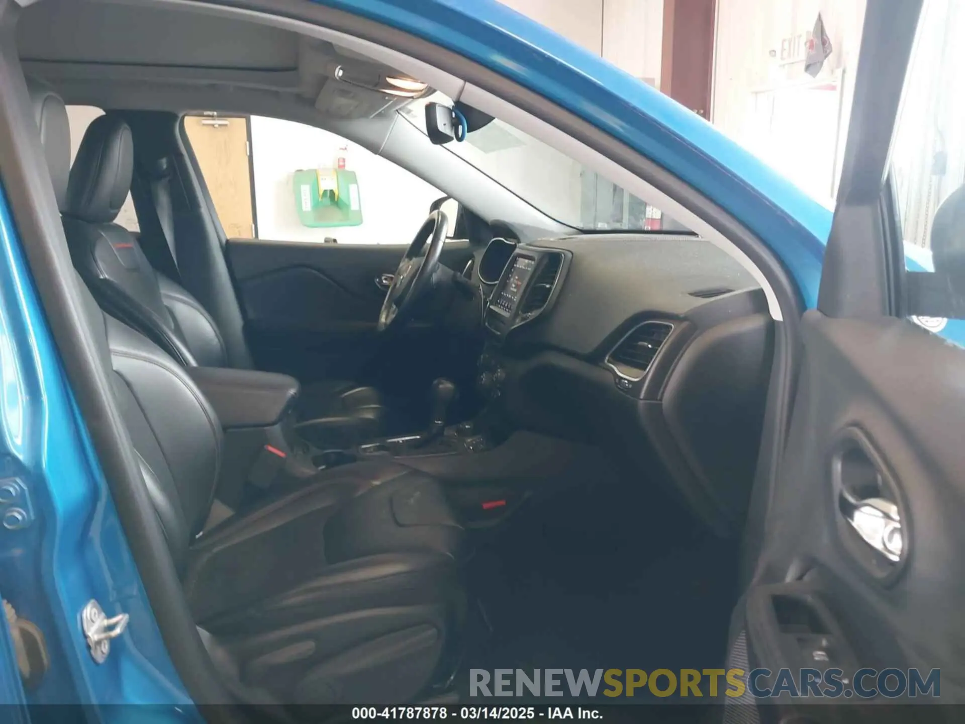 5 Photograph of a damaged car 1C4PJMBX0KD168097 JEEP CHEROKEE 2019