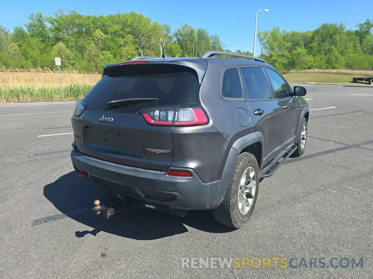 4 Photograph of a damaged car 1C4PJMBX0KD198278 JEEP CHEROKEE 2019
