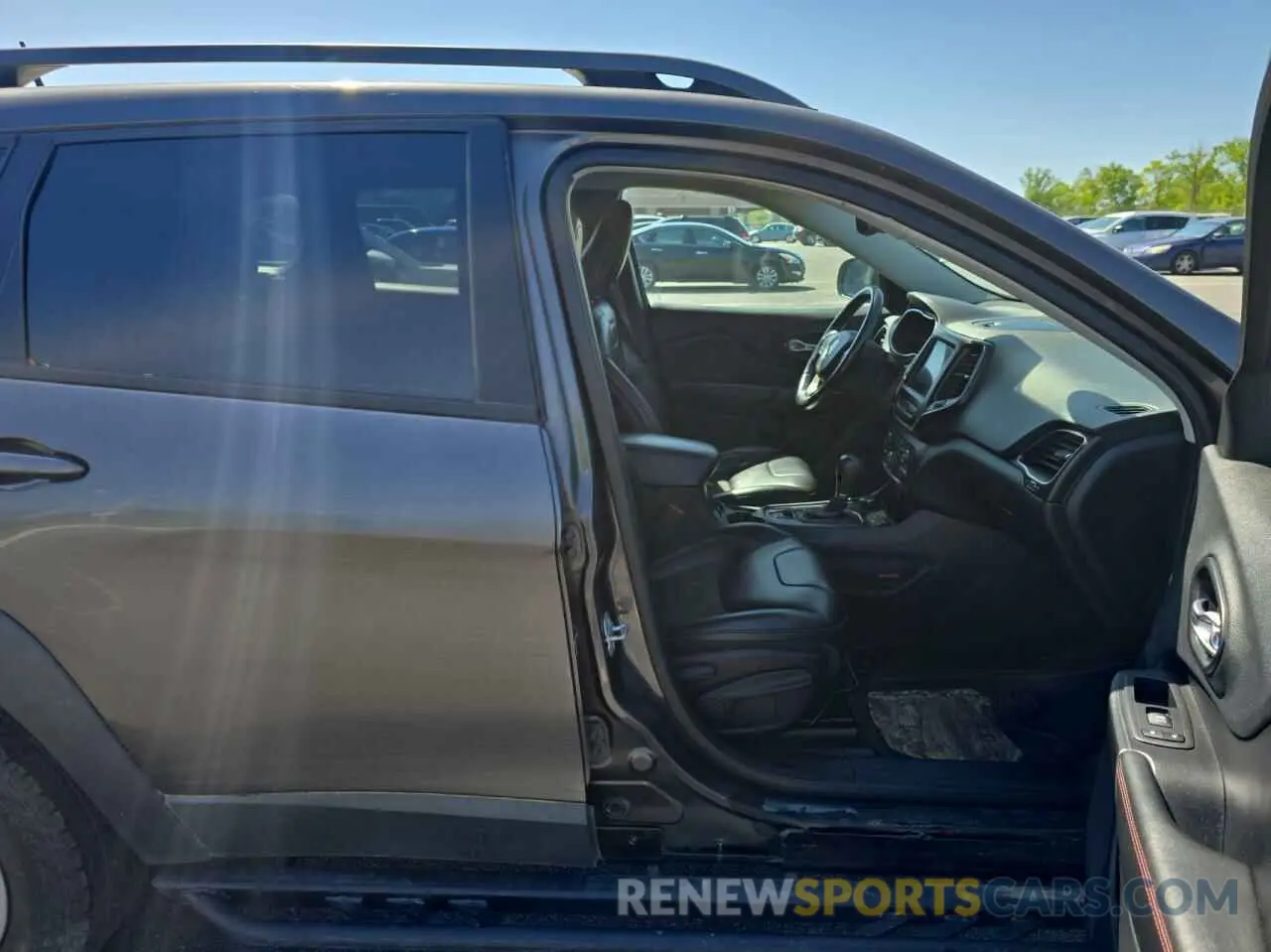 5 Photograph of a damaged car 1C4PJMBX0KD198278 JEEP CHEROKEE 2019