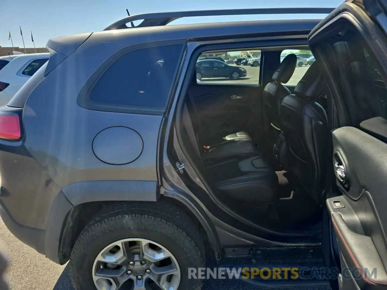 6 Photograph of a damaged car 1C4PJMBX0KD198278 JEEP CHEROKEE 2019