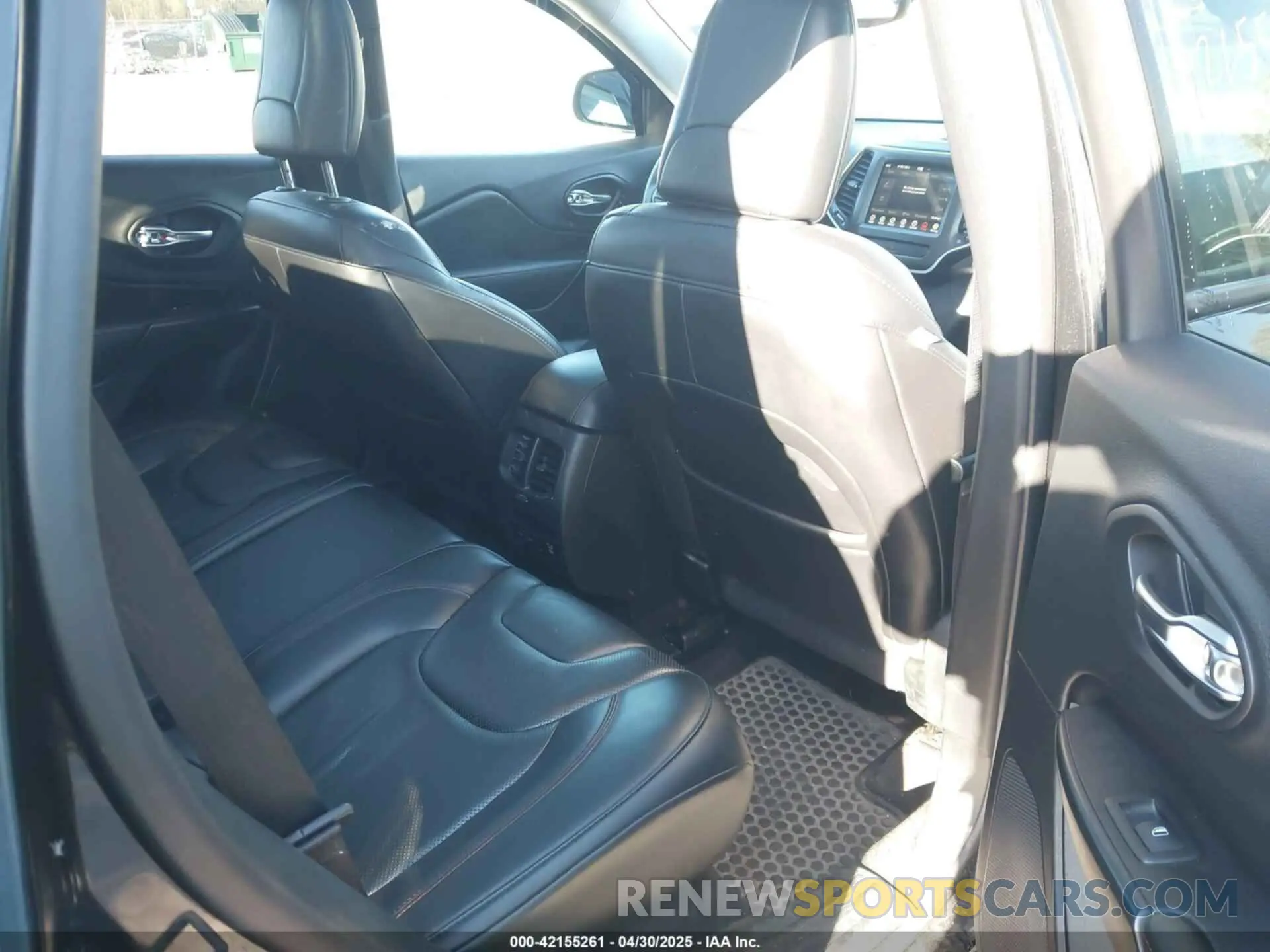 8 Photograph of a damaged car 1C4PJMBX0KD210316 JEEP CHEROKEE 2019