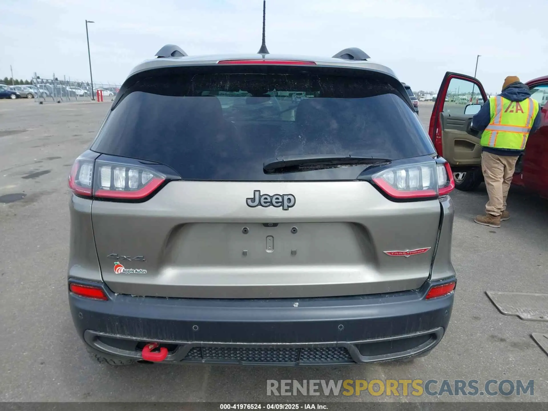 16 Photograph of a damaged car 1C4PJMBX0KD437411 JEEP CHEROKEE 2019