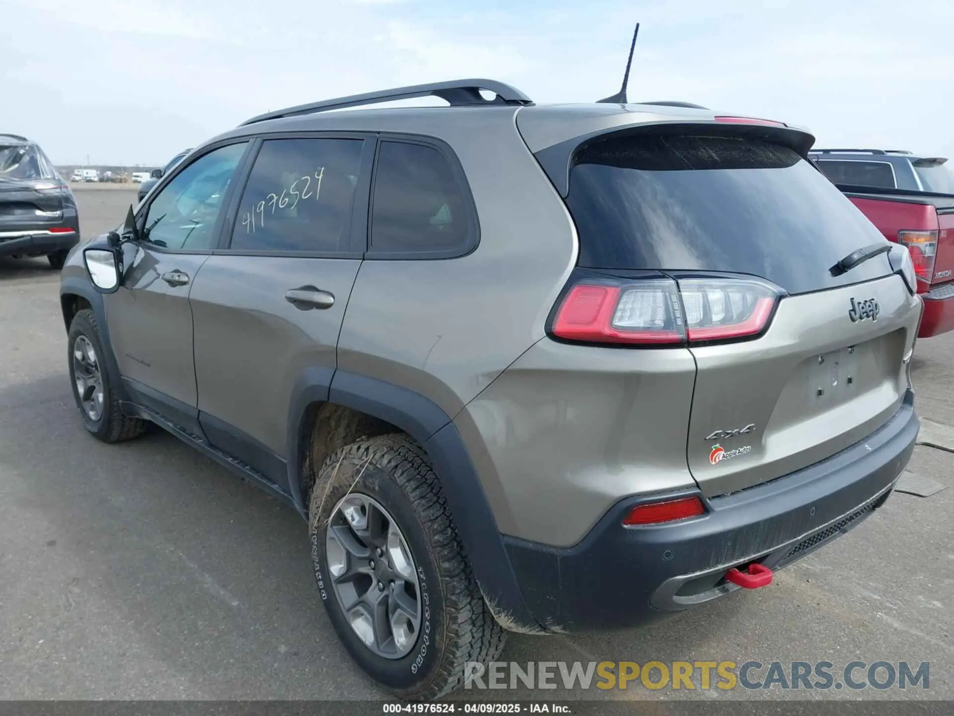 3 Photograph of a damaged car 1C4PJMBX0KD437411 JEEP CHEROKEE 2019