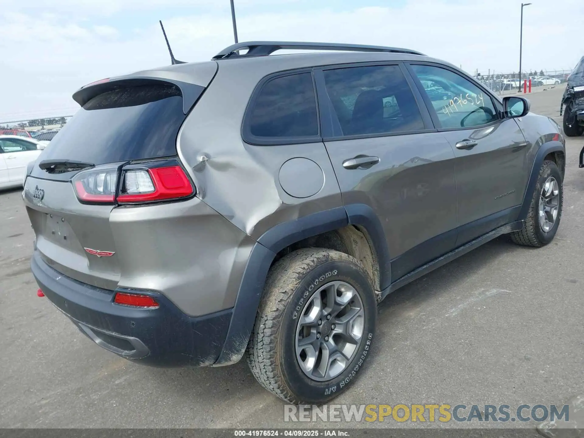 4 Photograph of a damaged car 1C4PJMBX0KD437411 JEEP CHEROKEE 2019
