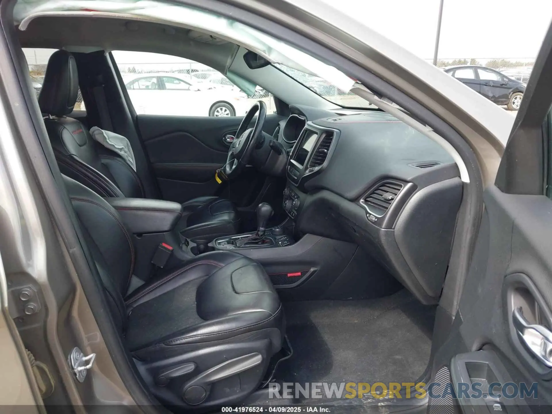 5 Photograph of a damaged car 1C4PJMBX0KD437411 JEEP CHEROKEE 2019