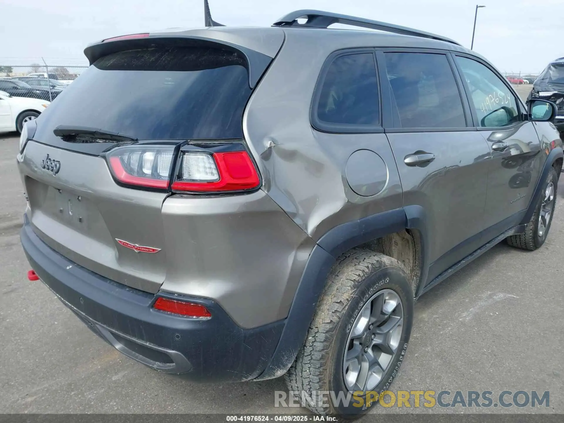 6 Photograph of a damaged car 1C4PJMBX0KD437411 JEEP CHEROKEE 2019