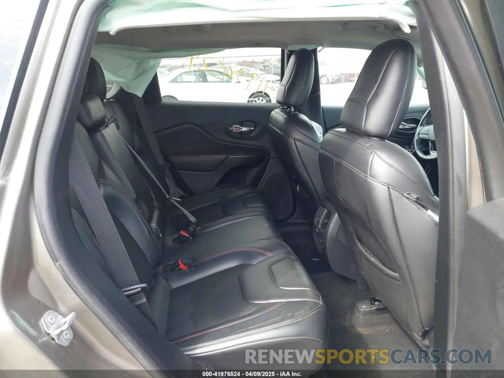 8 Photograph of a damaged car 1C4PJMBX0KD437411 JEEP CHEROKEE 2019