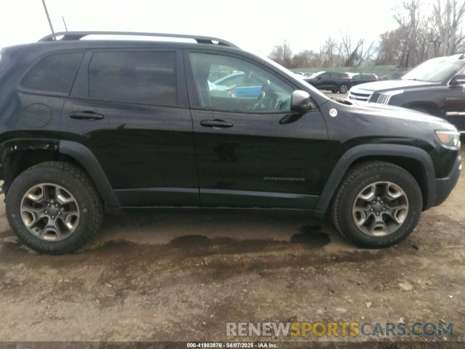 13 Photograph of a damaged car 1C4PJMBX1KD331128 JEEP CHEROKEE 2019