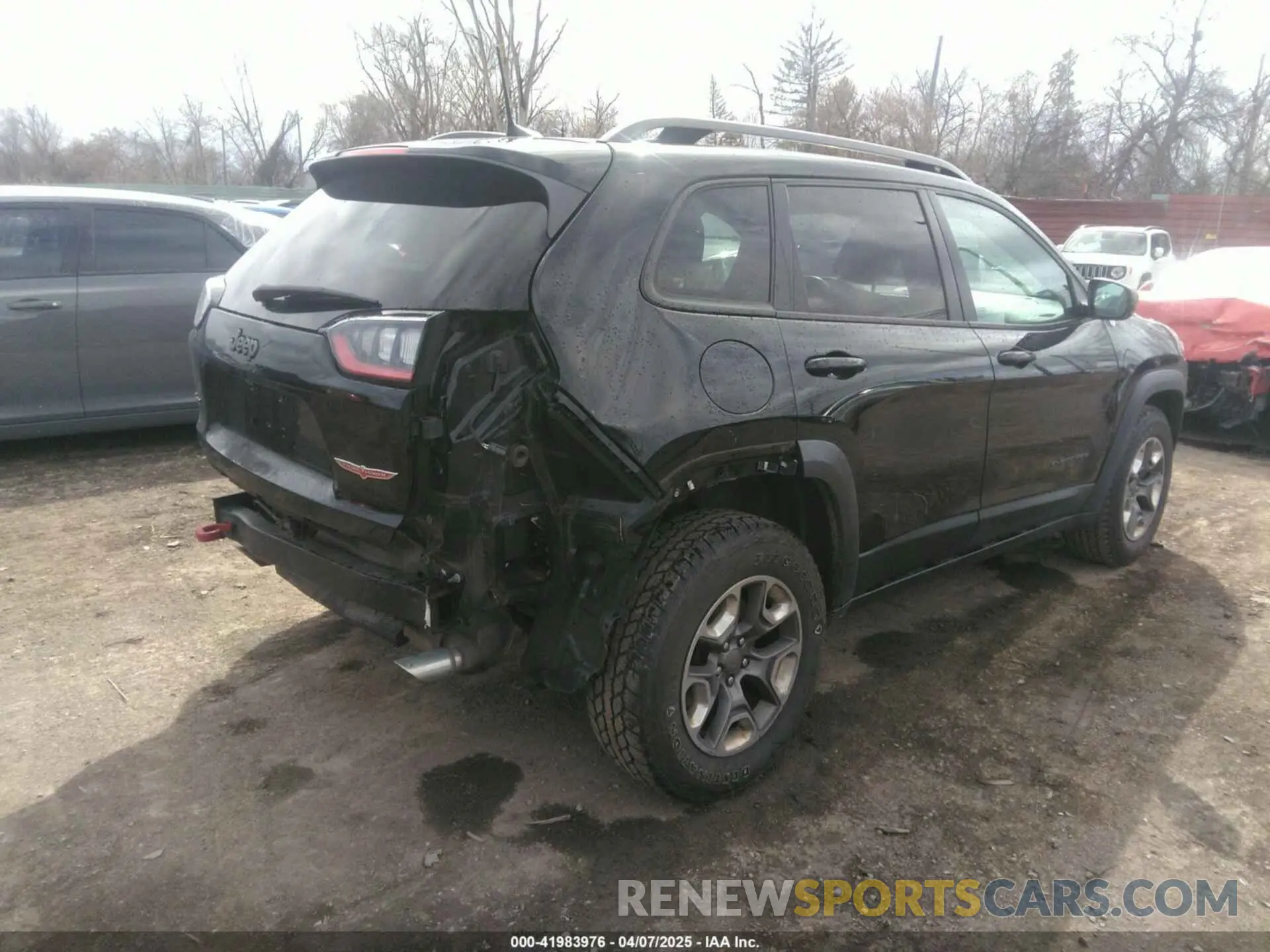 4 Photograph of a damaged car 1C4PJMBX1KD331128 JEEP CHEROKEE 2019