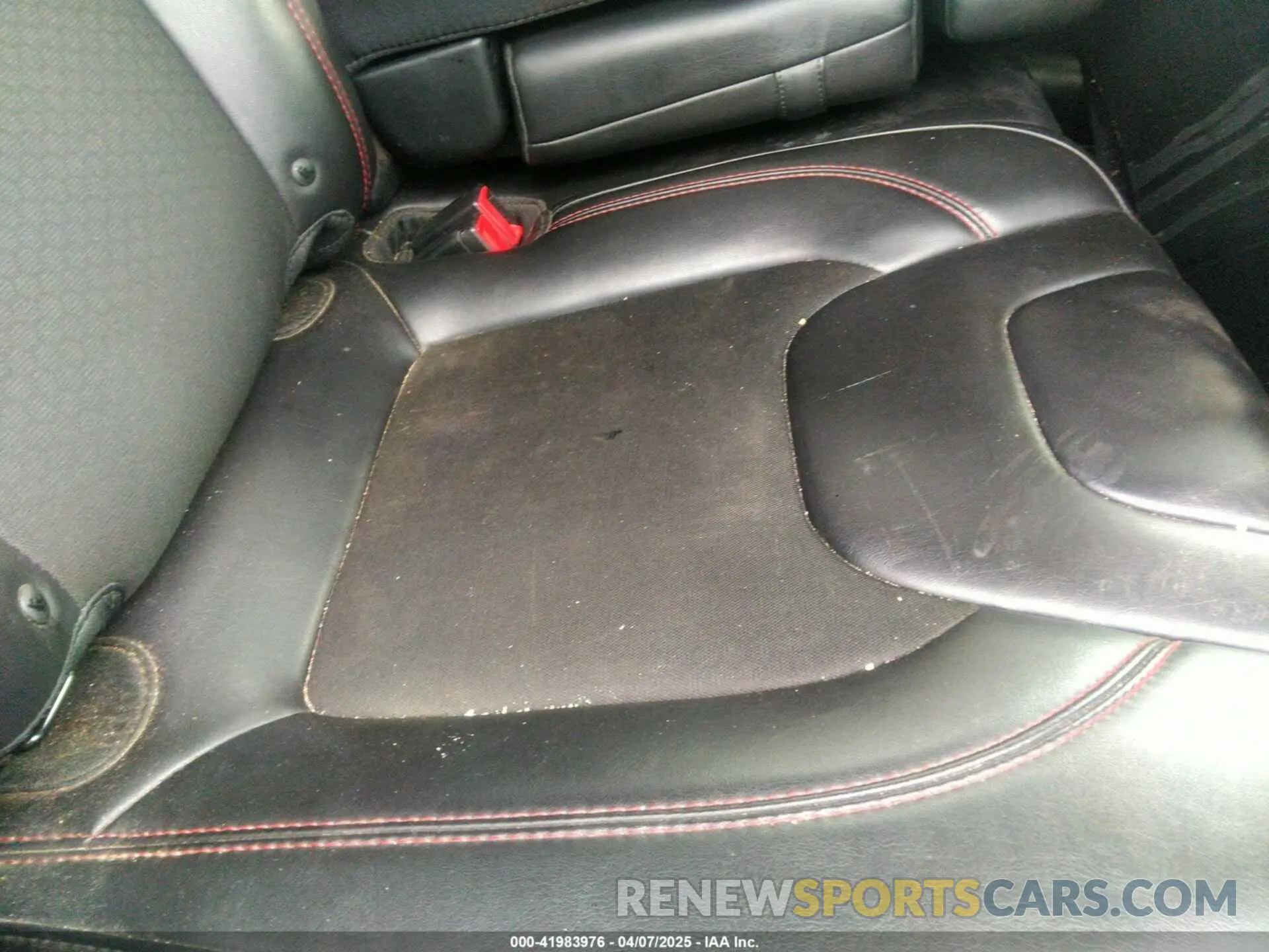 8 Photograph of a damaged car 1C4PJMBX1KD331128 JEEP CHEROKEE 2019