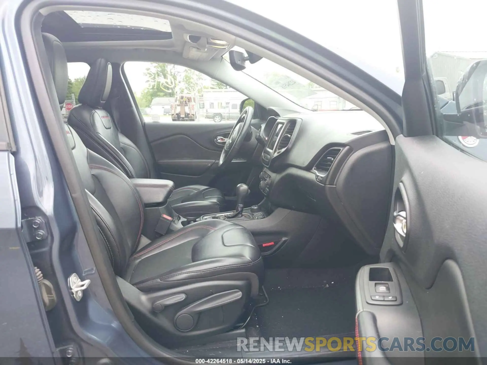 5 Photograph of a damaged car 1C4PJMBX1KD364100 JEEP CHEROKEE 2019