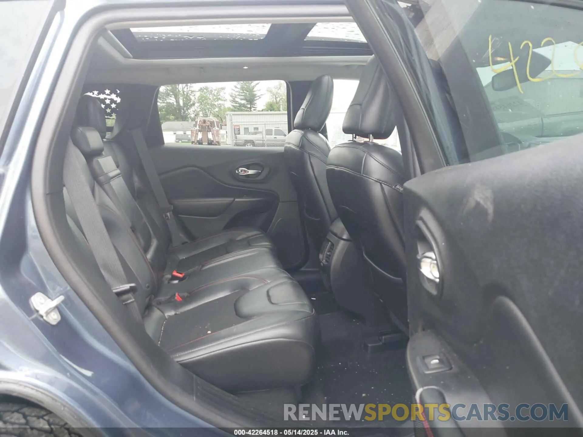 8 Photograph of a damaged car 1C4PJMBX1KD364100 JEEP CHEROKEE 2019