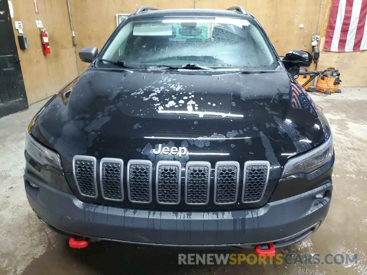 5 Photograph of a damaged car 1C4PJMBX1KD386047 JEEP CHEROKEE 2019