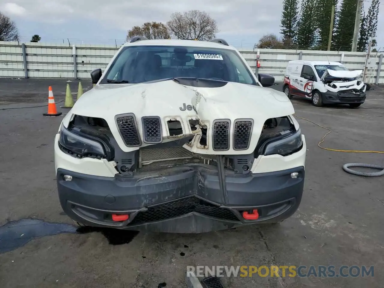 5 Photograph of a damaged car 1C4PJMBX2KD152628 JEEP CHEROKEE 2019