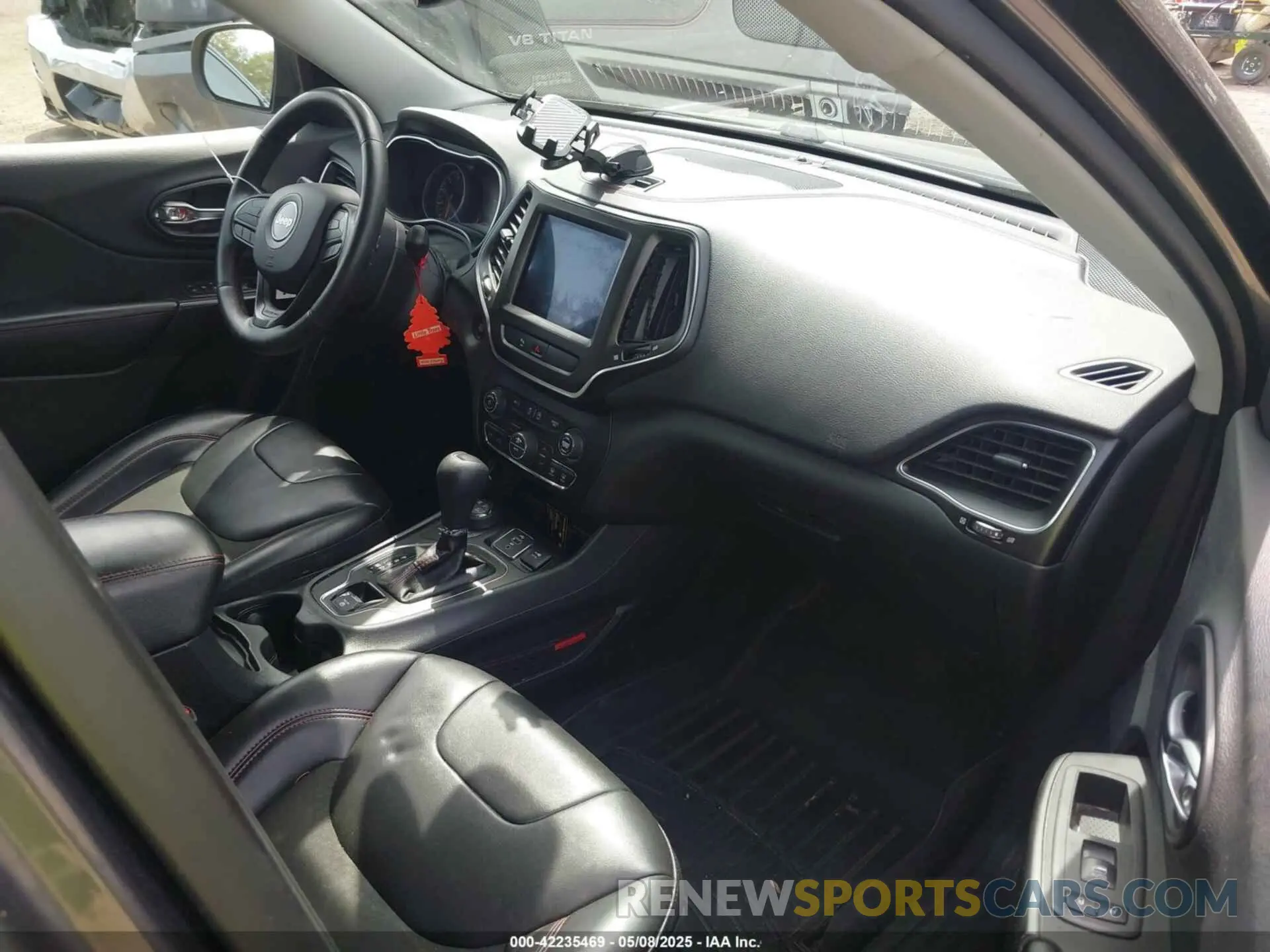 5 Photograph of a damaged car 1C4PJMBX2KD231734 JEEP CHEROKEE 2019