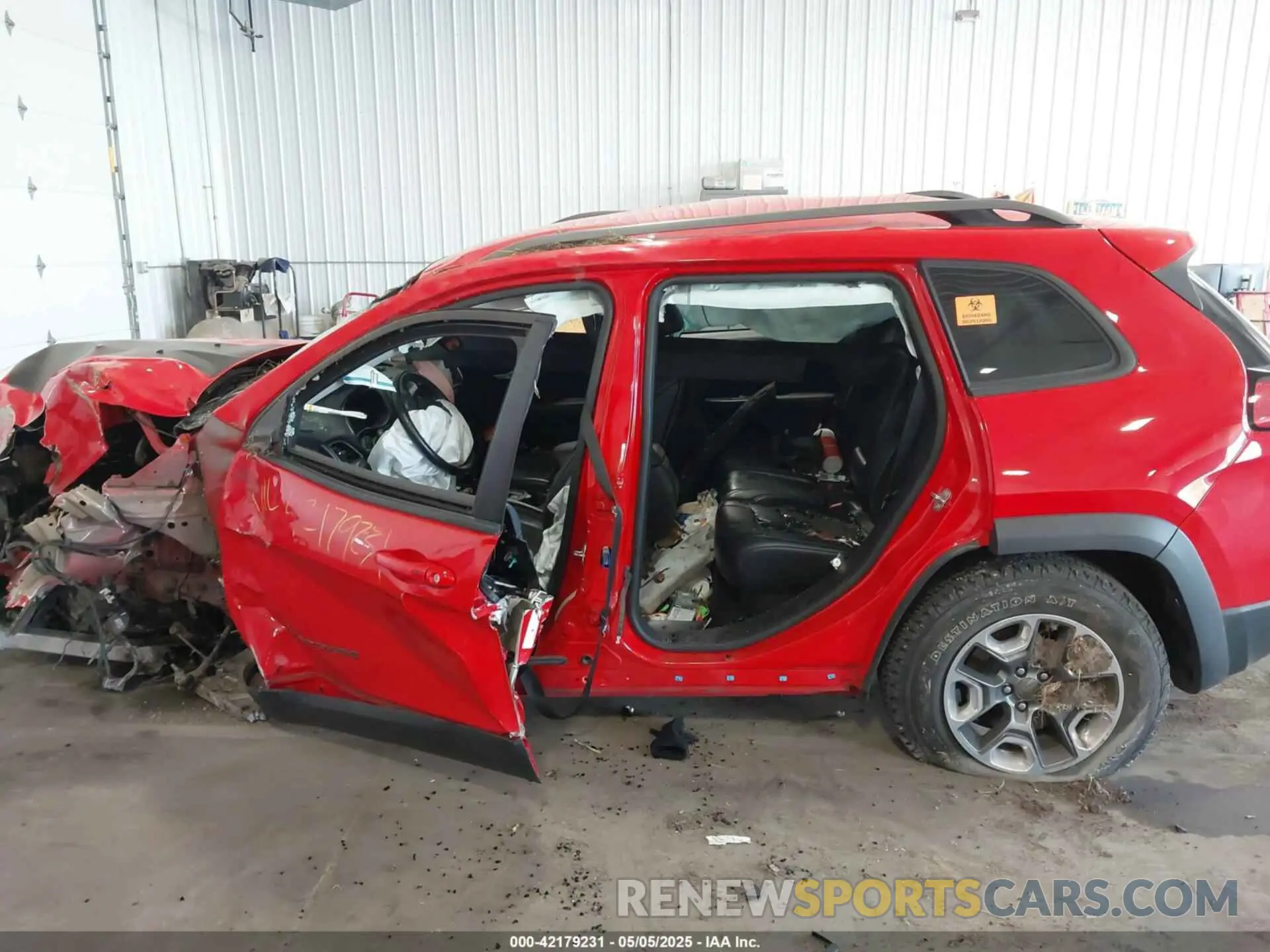 14 Photograph of a damaged car 1C4PJMBX3KD272972 JEEP CHEROKEE 2019