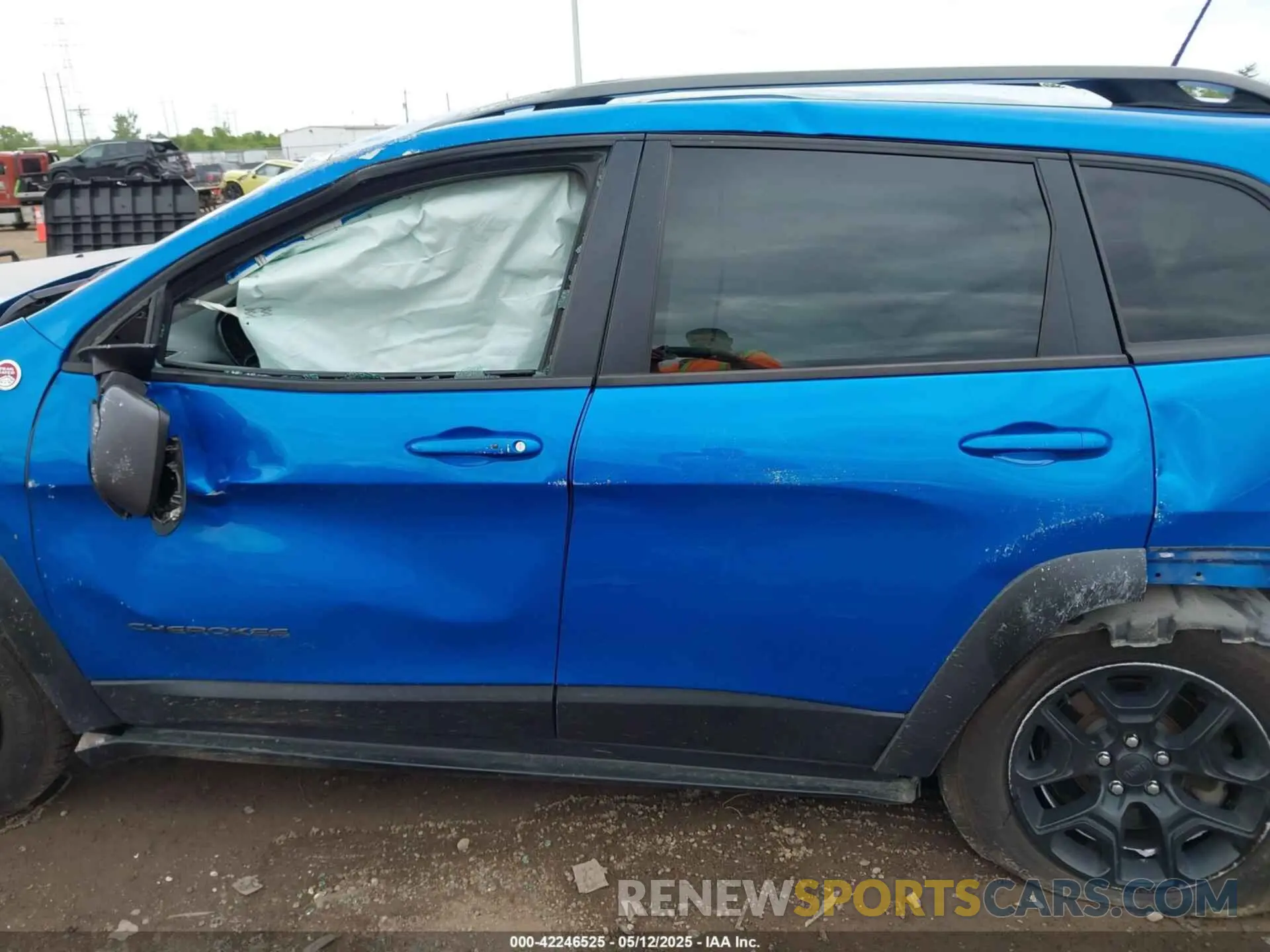 15 Photograph of a damaged car 1C4PJMBX3KD295295 JEEP CHEROKEE 2019