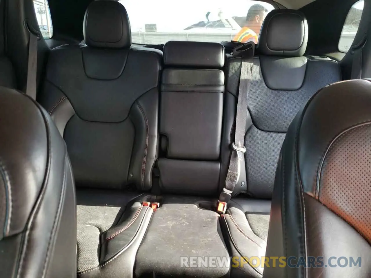 10 Photograph of a damaged car 1C4PJMBX4KD115581 JEEP CHEROKEE 2019