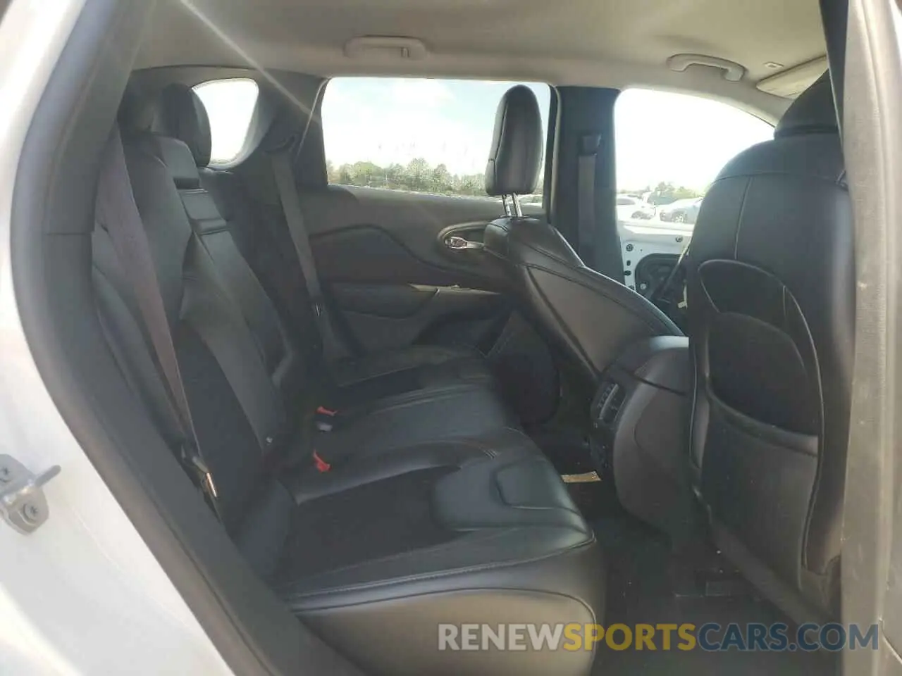 11 Photograph of a damaged car 1C4PJMBX4KD118383 JEEP CHEROKEE 2019
